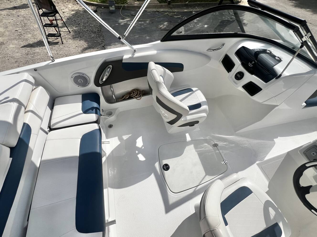 A photo of this 2022 Tahoe 200 S Bowrider