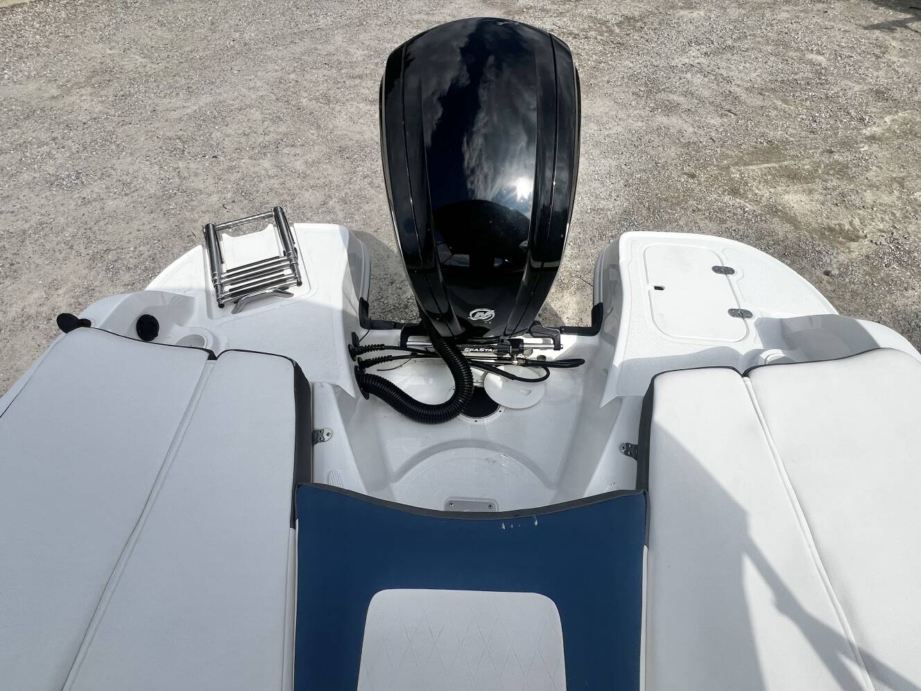 A photo of this 2022 Tahoe 200 S Bowrider