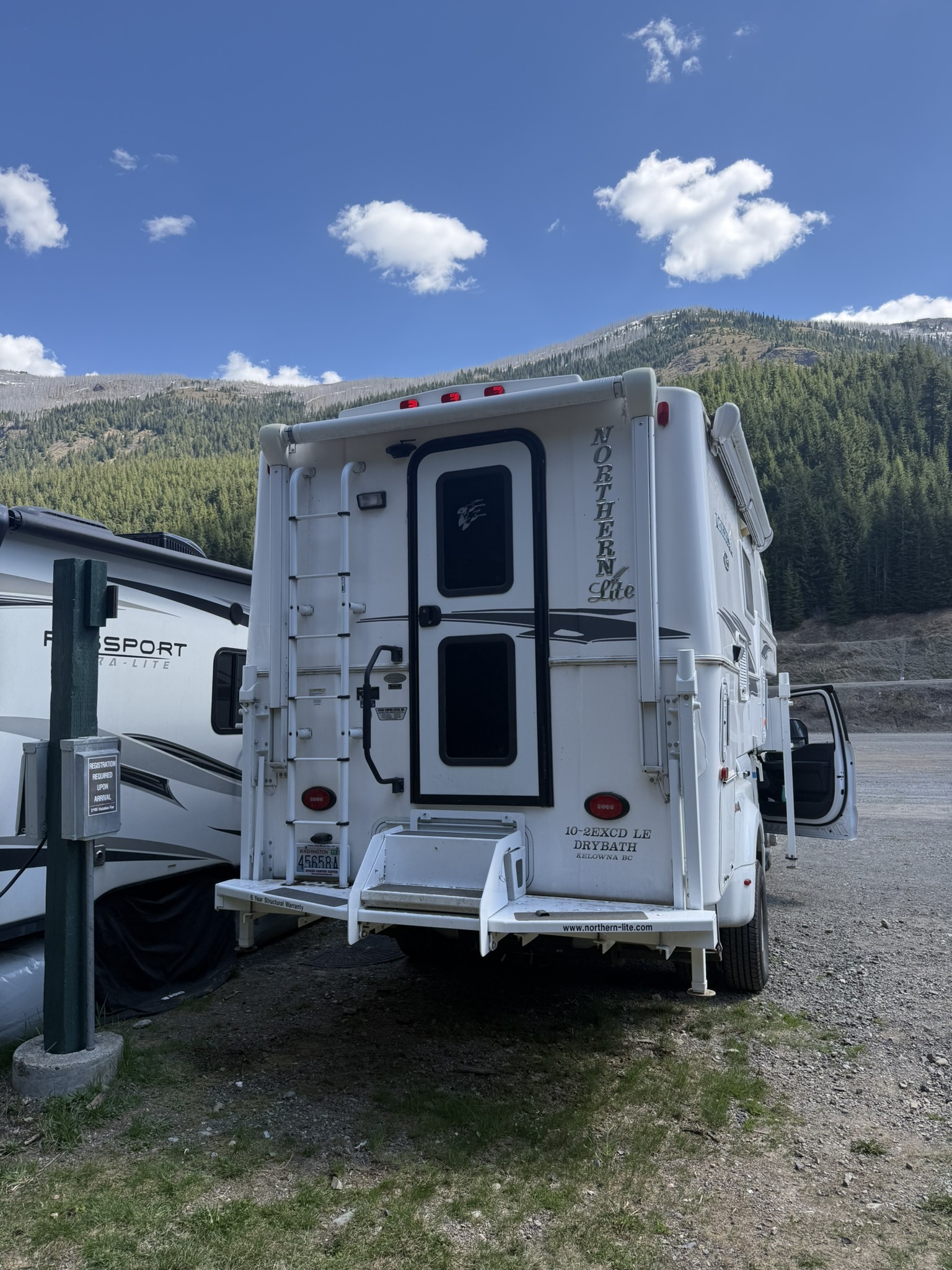 2022 Northern Lite 10-2EXCD LE DRY BATH RV