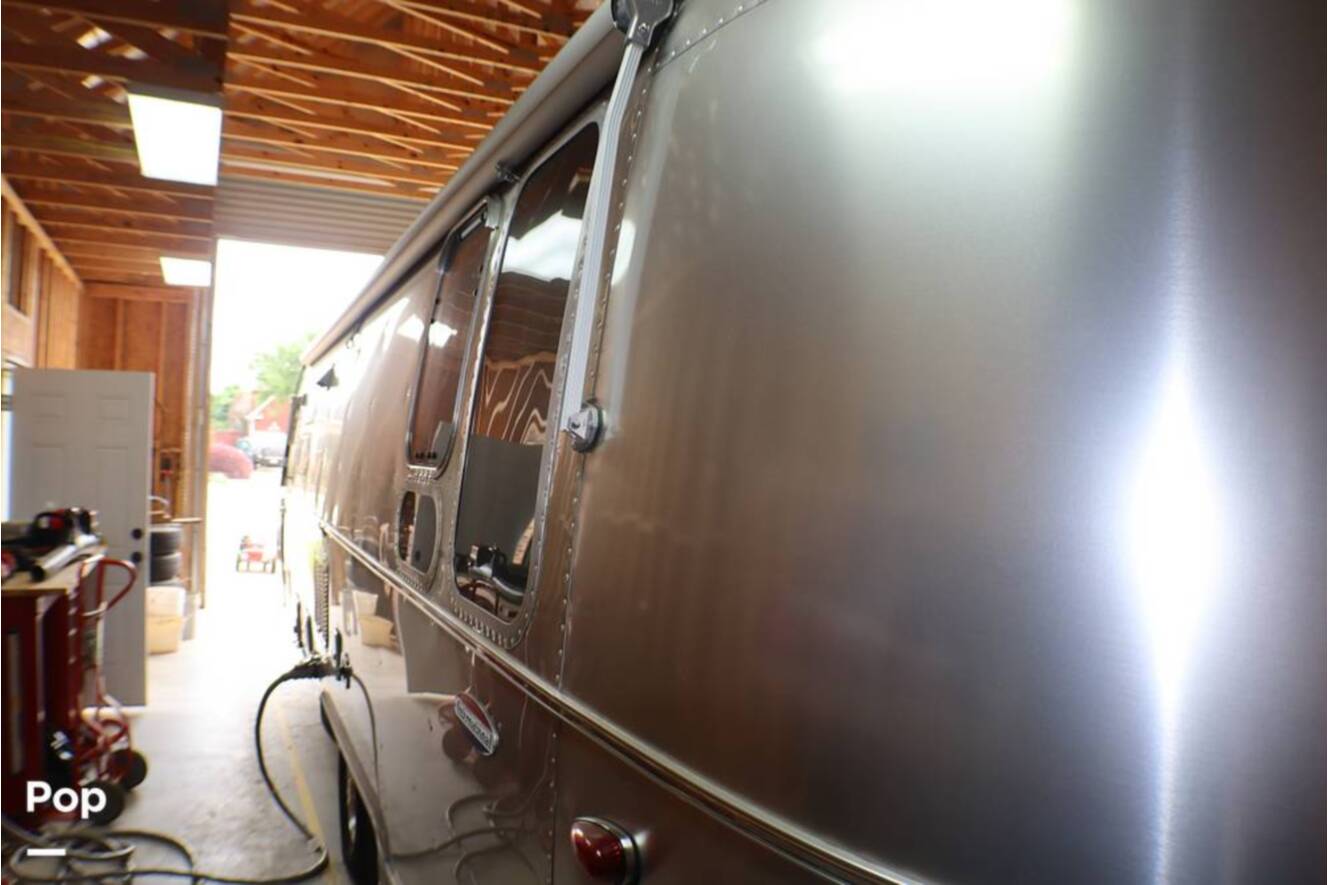 A photo of this 2017 Airstream International Signature 28RB
