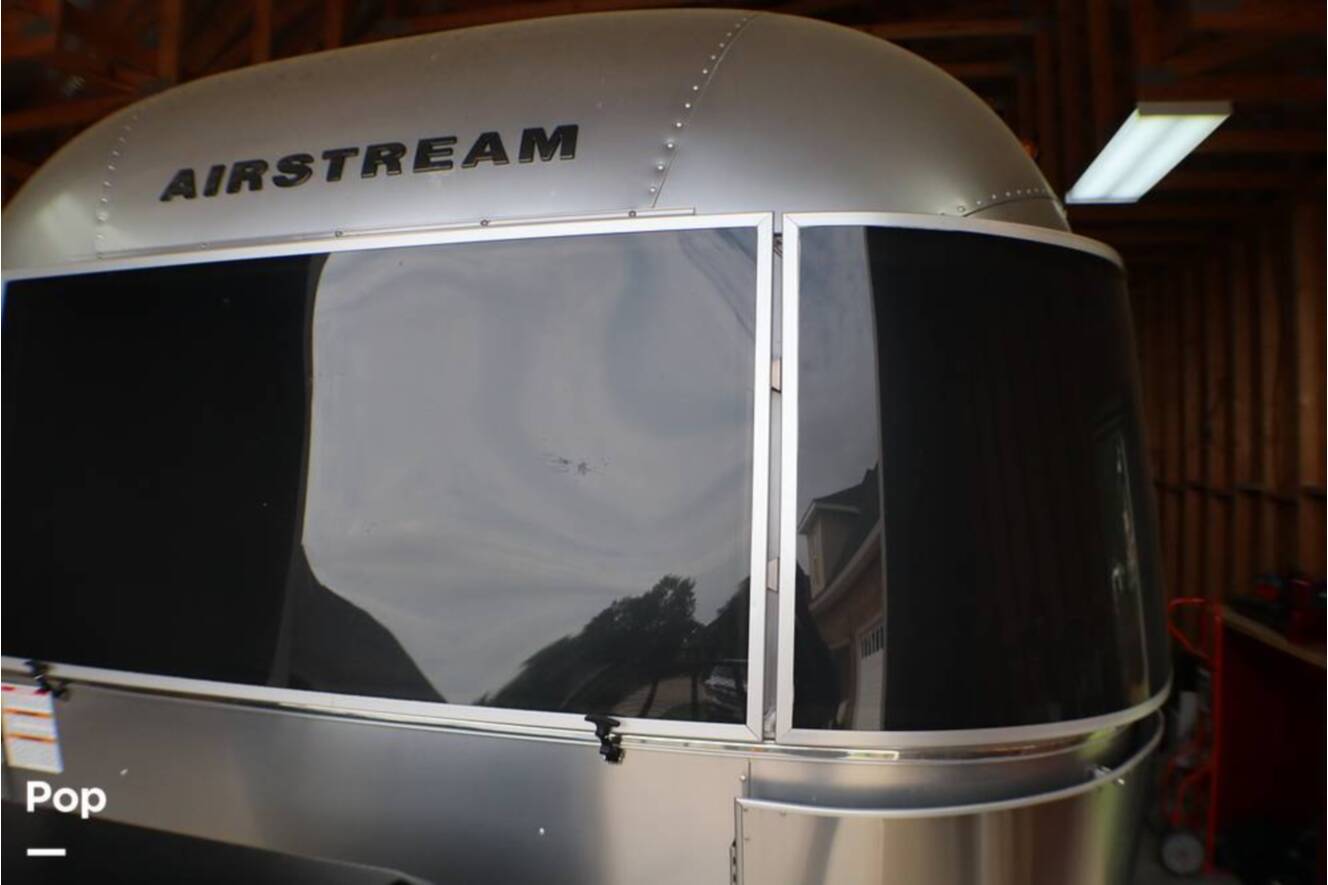 A photo of this 2017 Airstream International Signature 28RB
