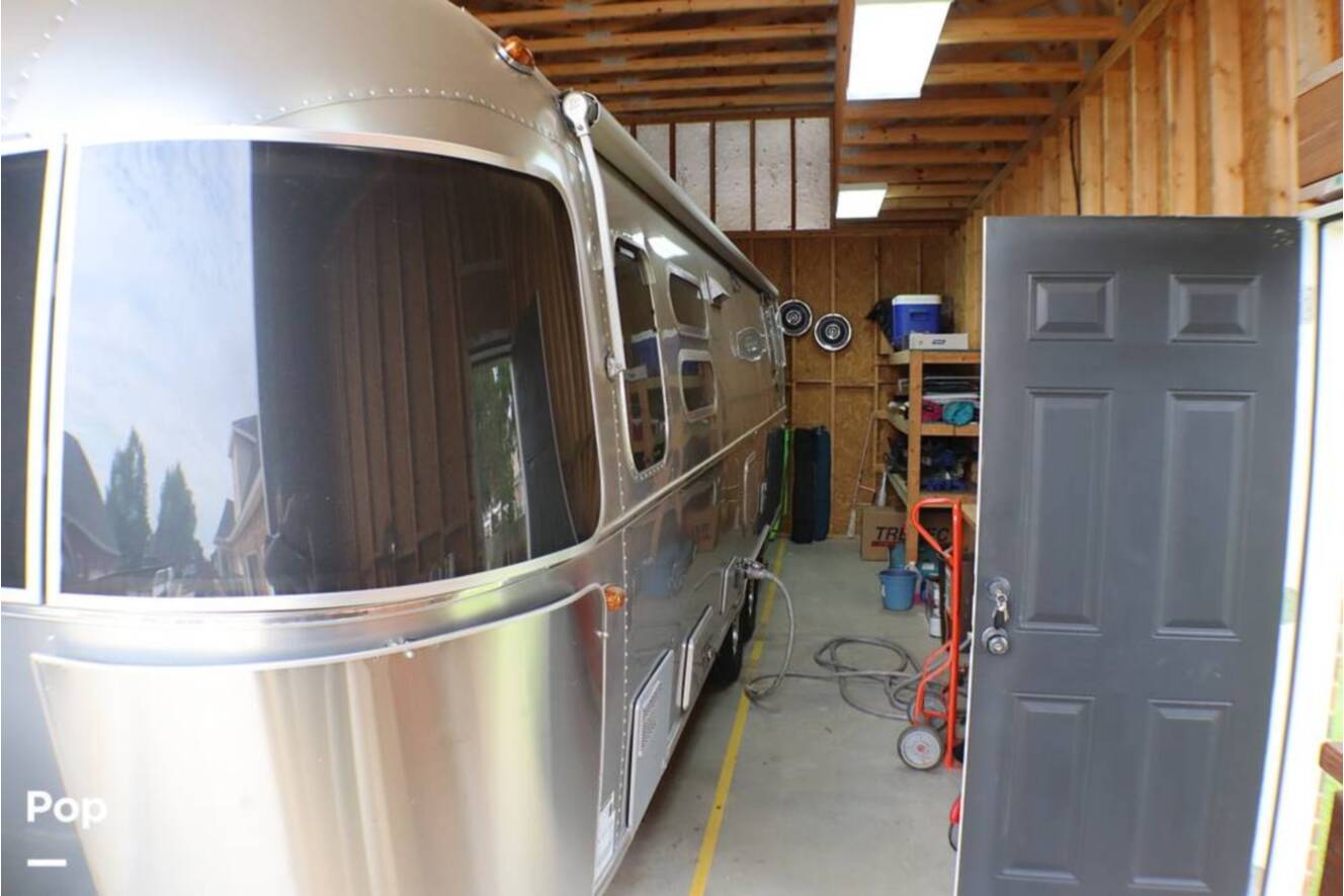 A photo of this 2017 Airstream International Signature 28RB