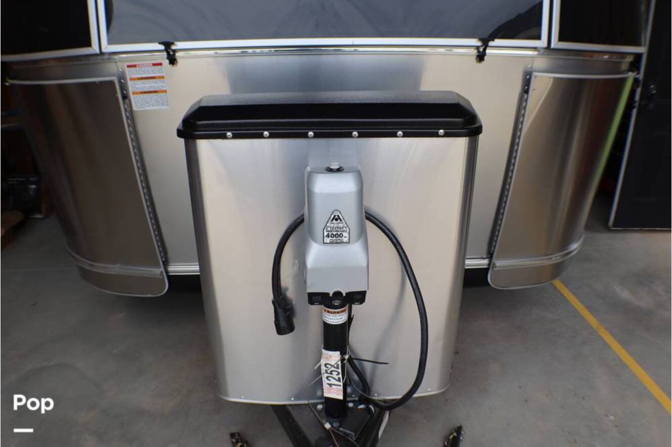 A photo of this 2017 Airstream International Signature 28RB