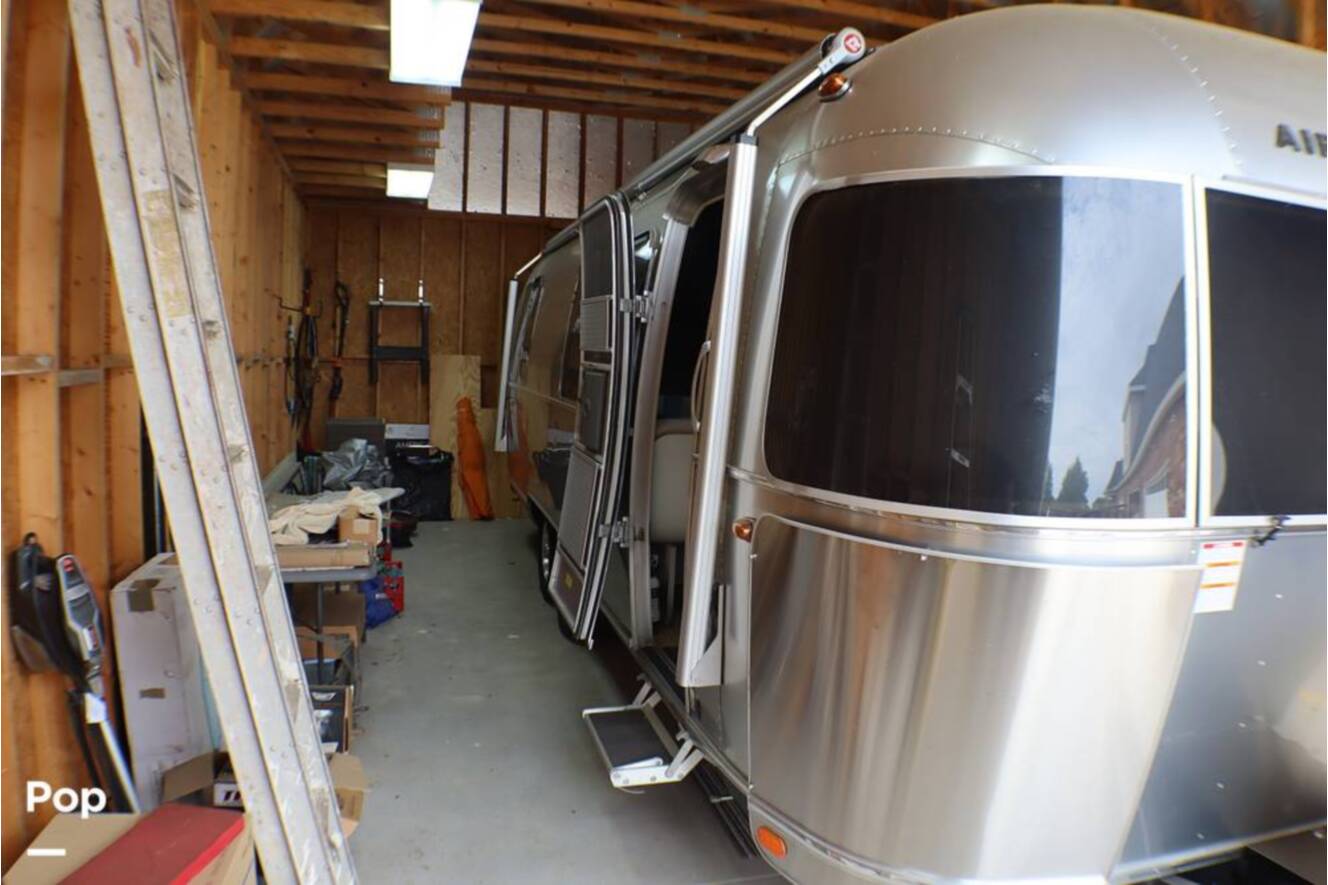 A photo of this 2017 Airstream International Signature 28RB