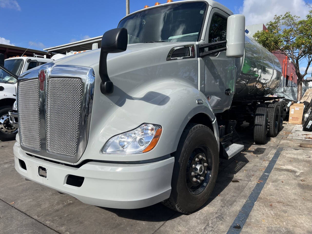 2022 KENWORTH T680 in Hickory, NC