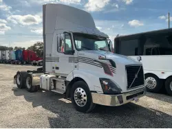 2018 VOLVO VNL300