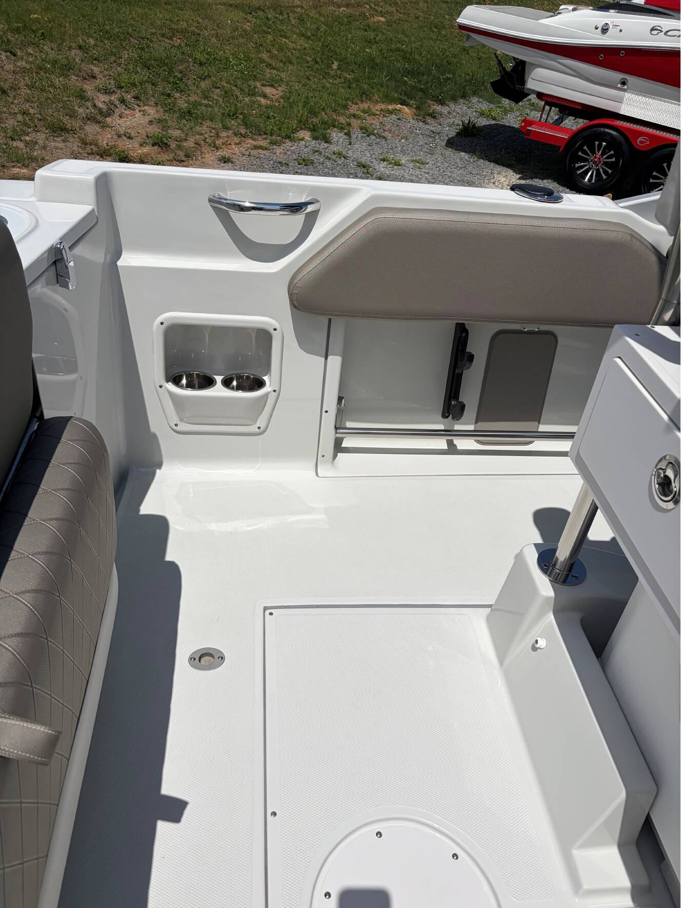 A photo of this 2026 Crownline 210 CC FINSEEKR