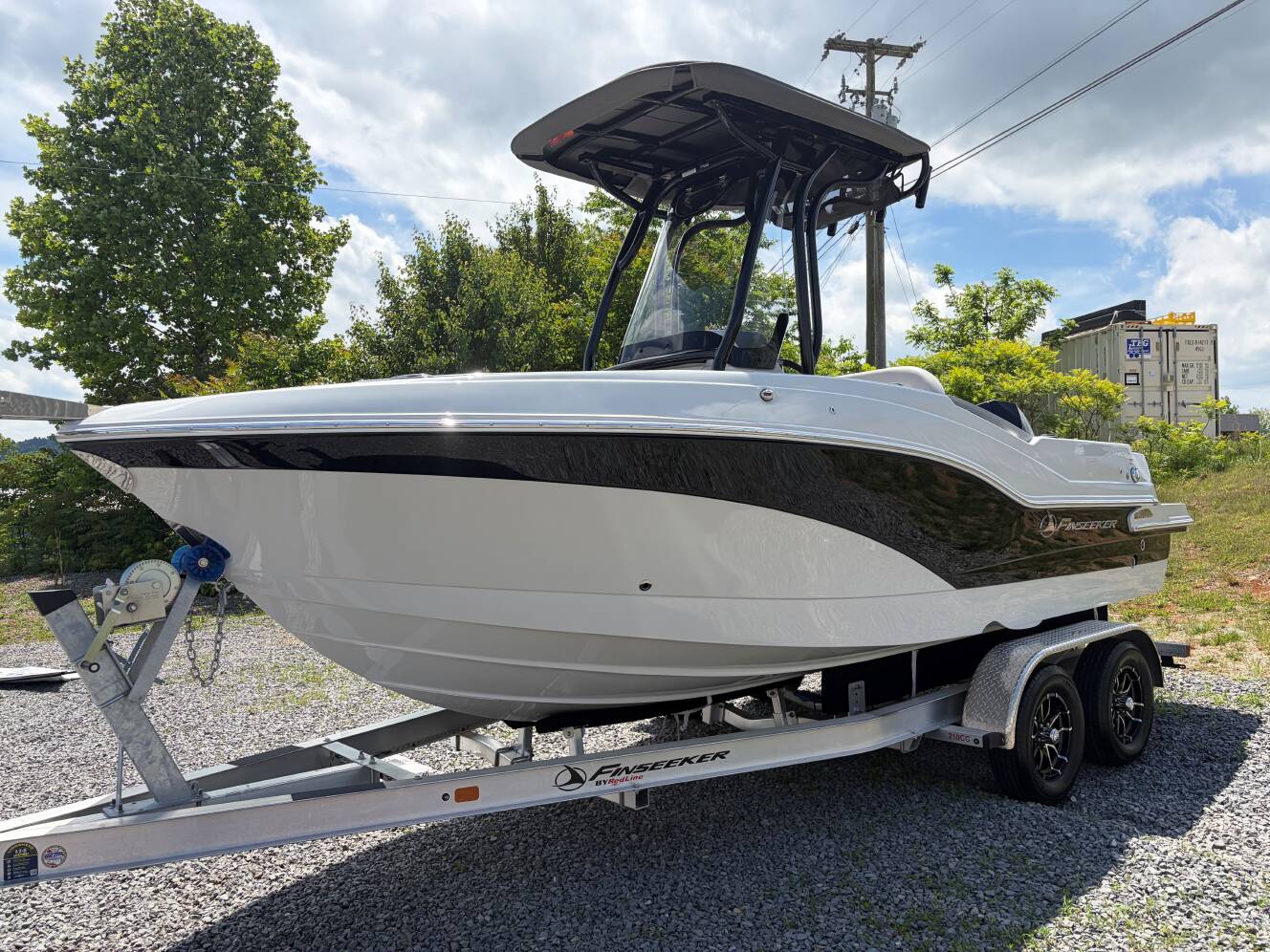 A photo of this 2026 Crownline 210 CC FINSEEKR