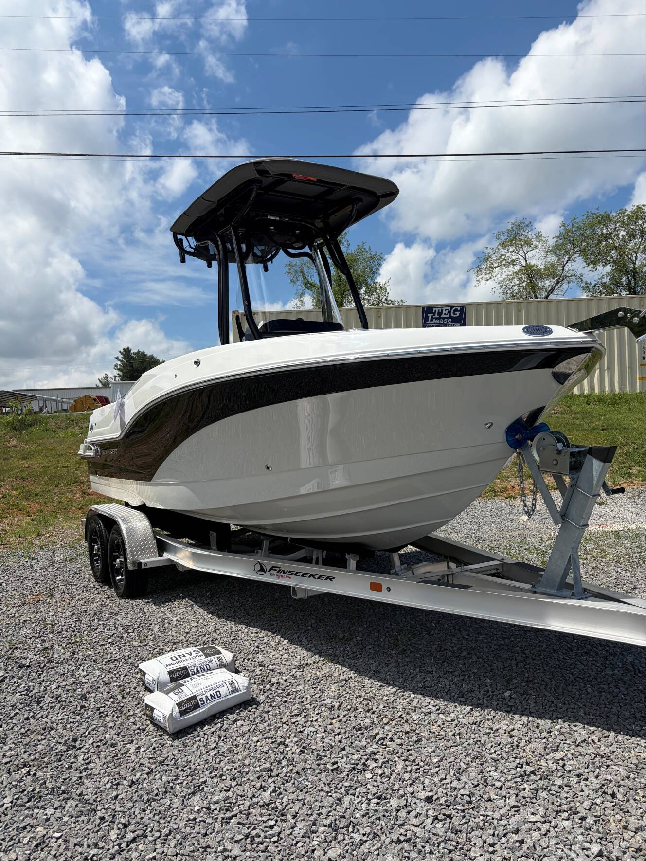 A photo of this 2026 Crownline 210 CC FINSEEKR