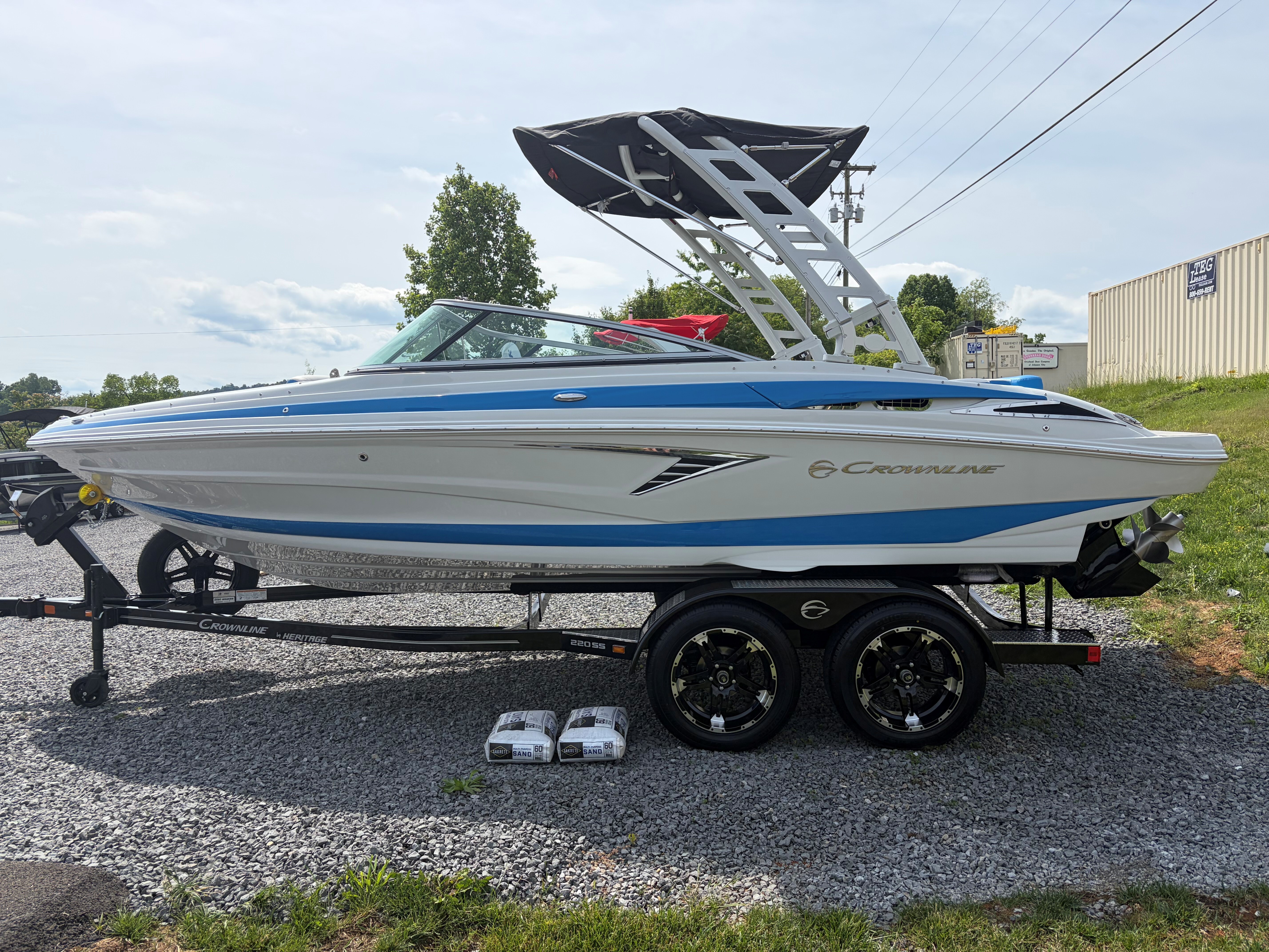 2025 Crownline 220 SS Ski and Wakeboard Boat boat