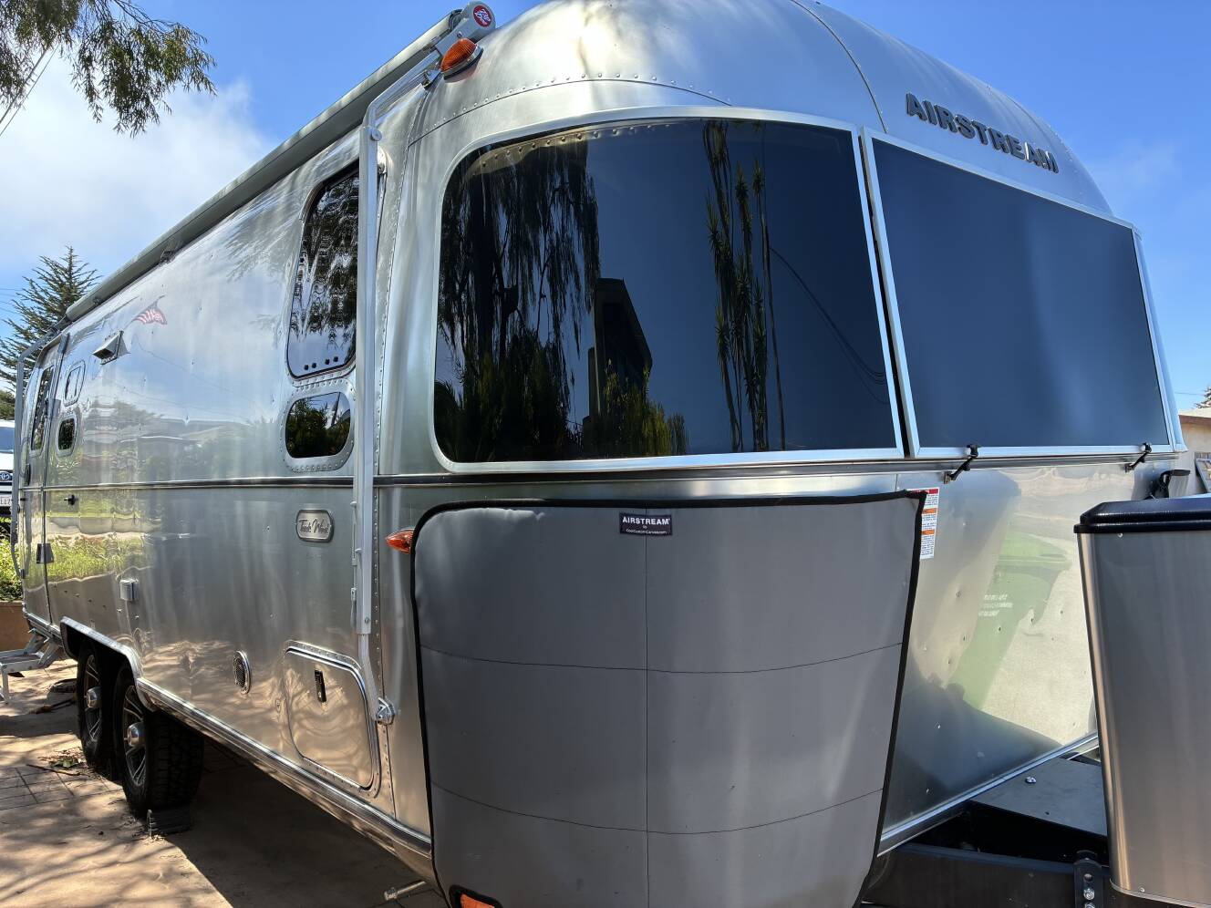 A photo of this 2025 Airstream TRADE WIND 25FBQH