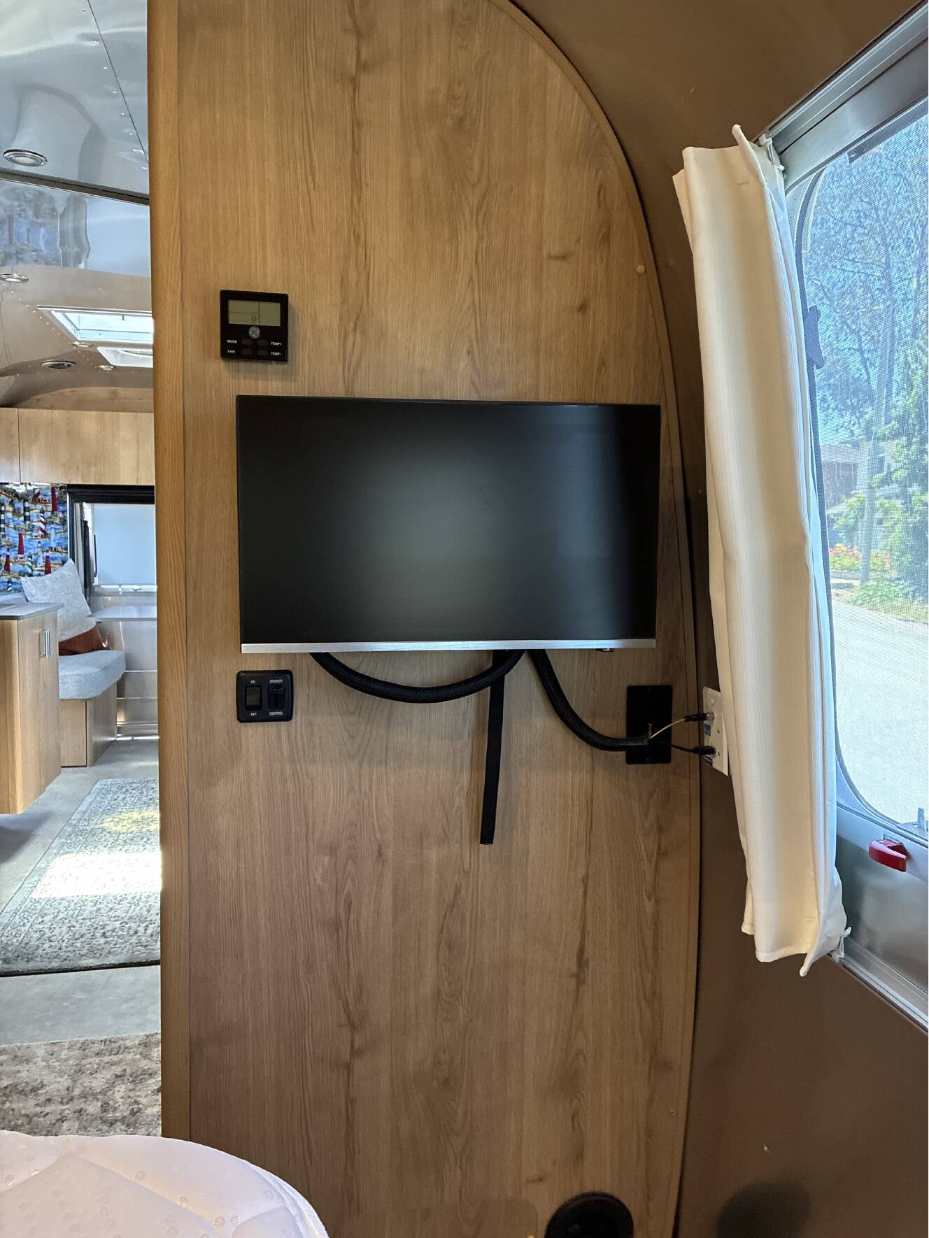 A photo of this 2025 Airstream TRADE WIND 25FBQH