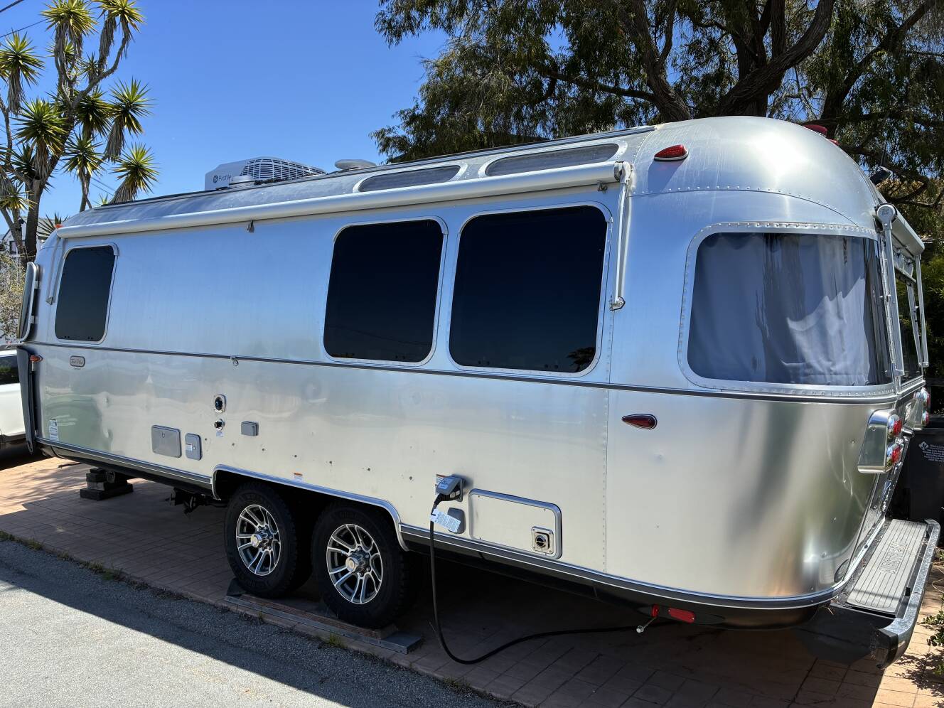 A photo of this 2025 Airstream TRADE WIND 25FBQH