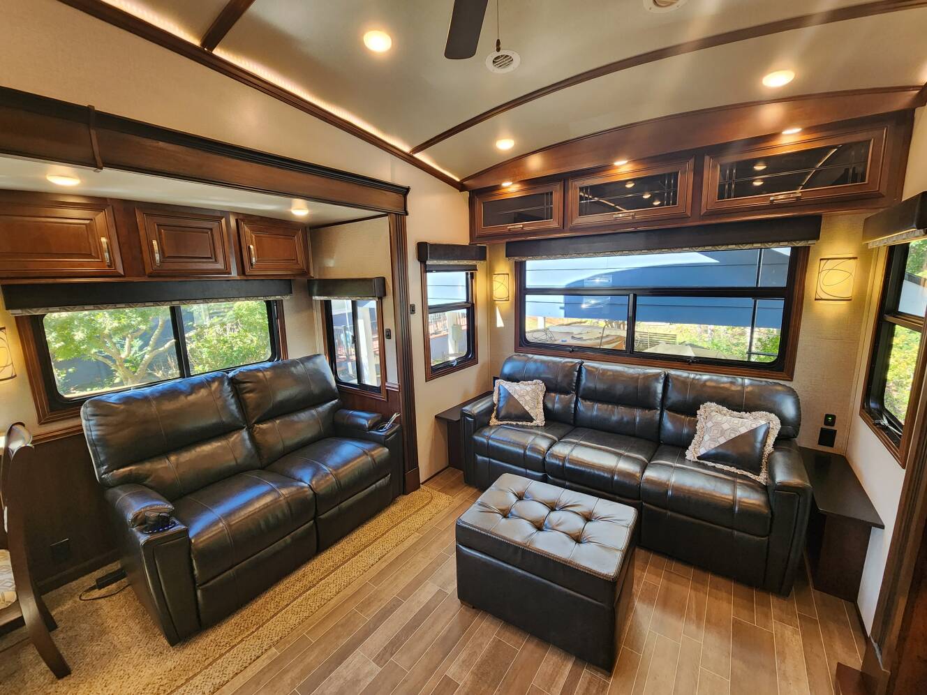 A photo of this 2019 Jayco PINNACLE 36SSWS