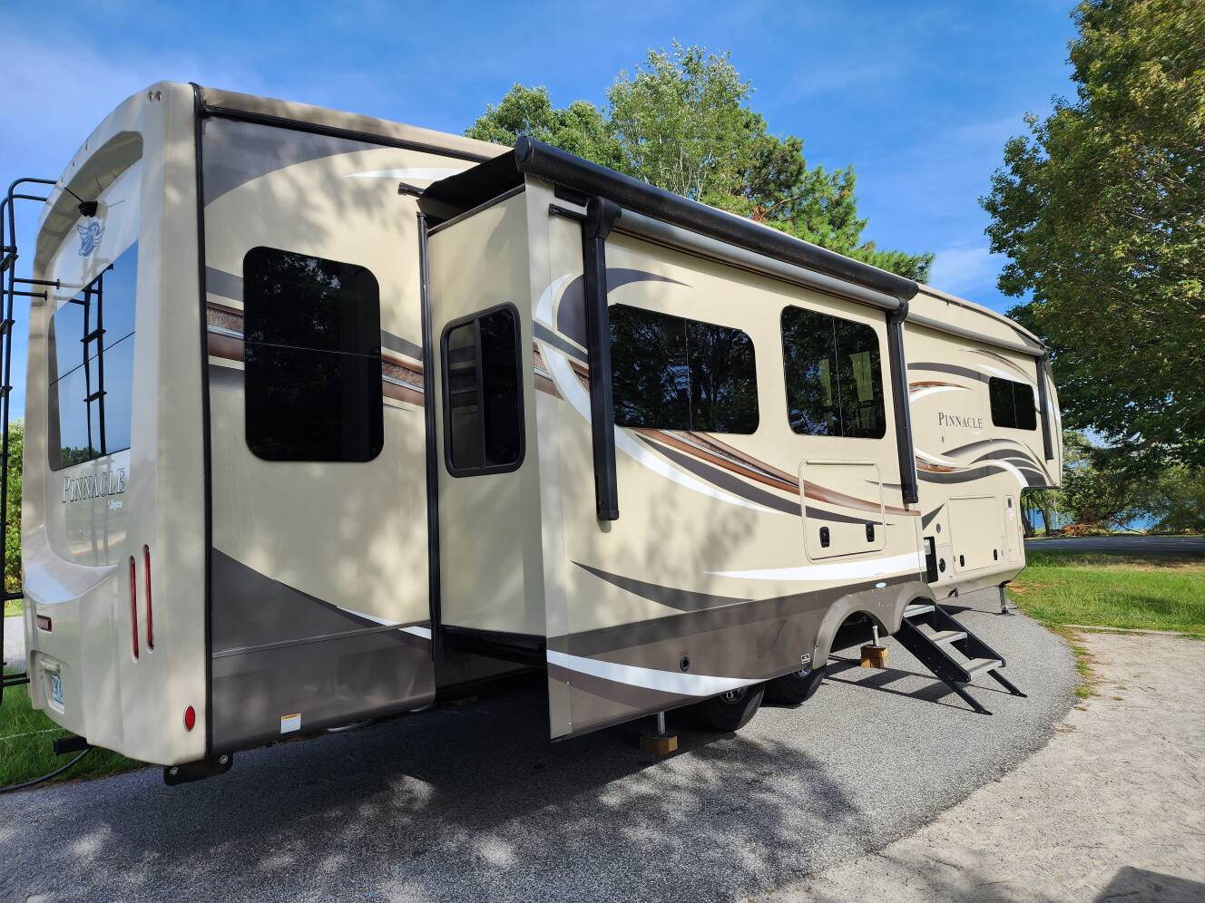 A photo of this 2019 Jayco PINNACLE 36SSWS