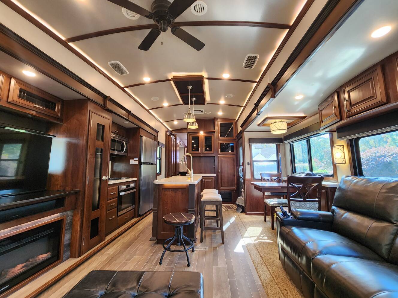 A photo of this 2019 Jayco PINNACLE 36SSWS
