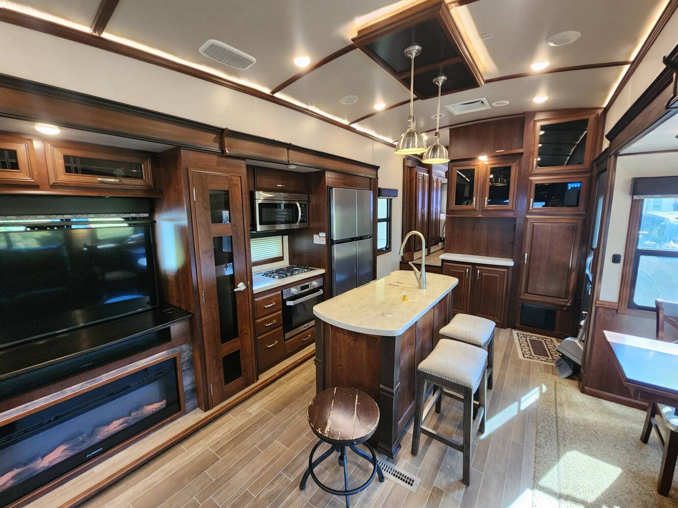 A photo of this 2019 Jayco PINNACLE 36SSWS