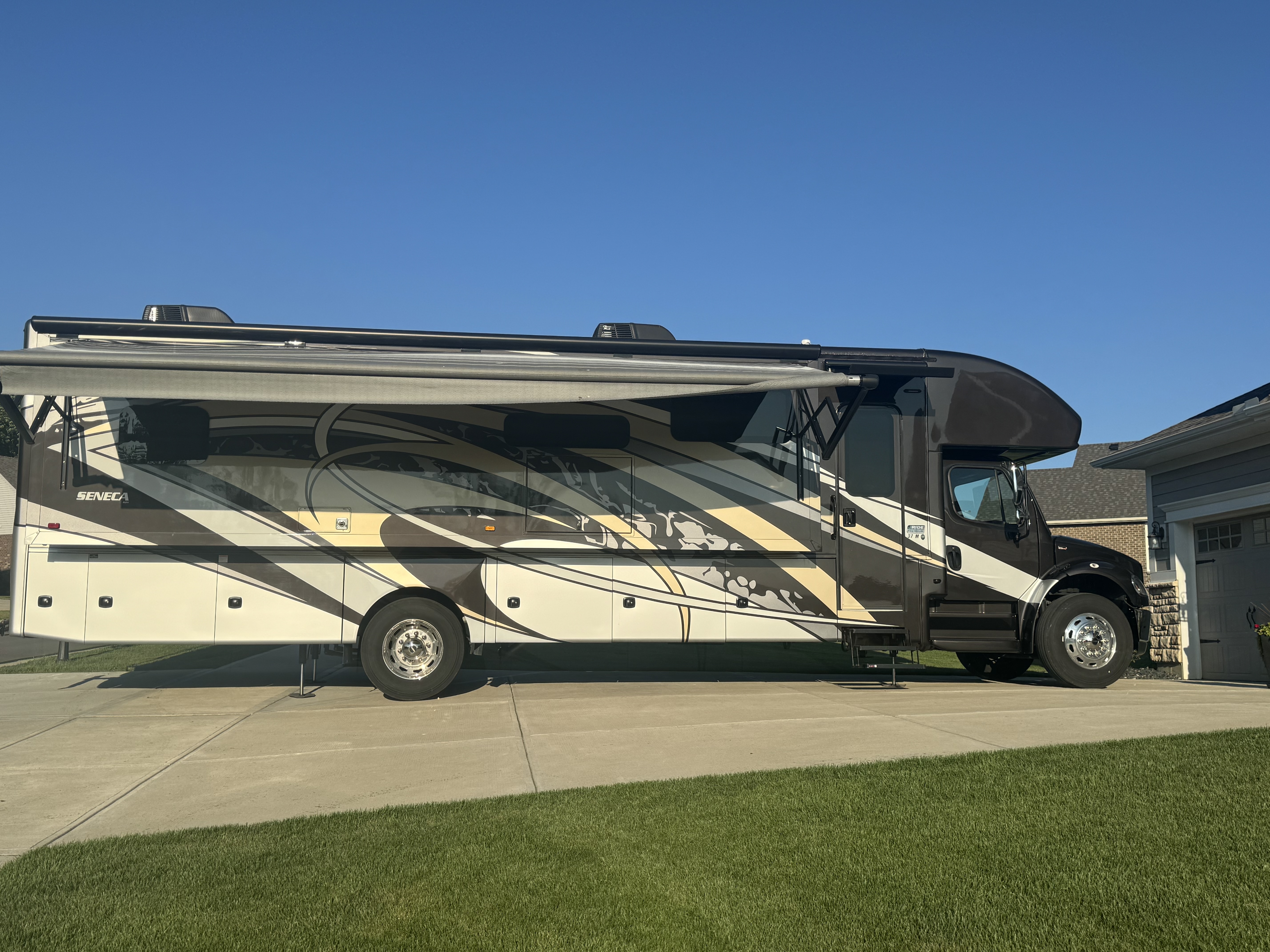 2022 Jayco SENECA 37M RV