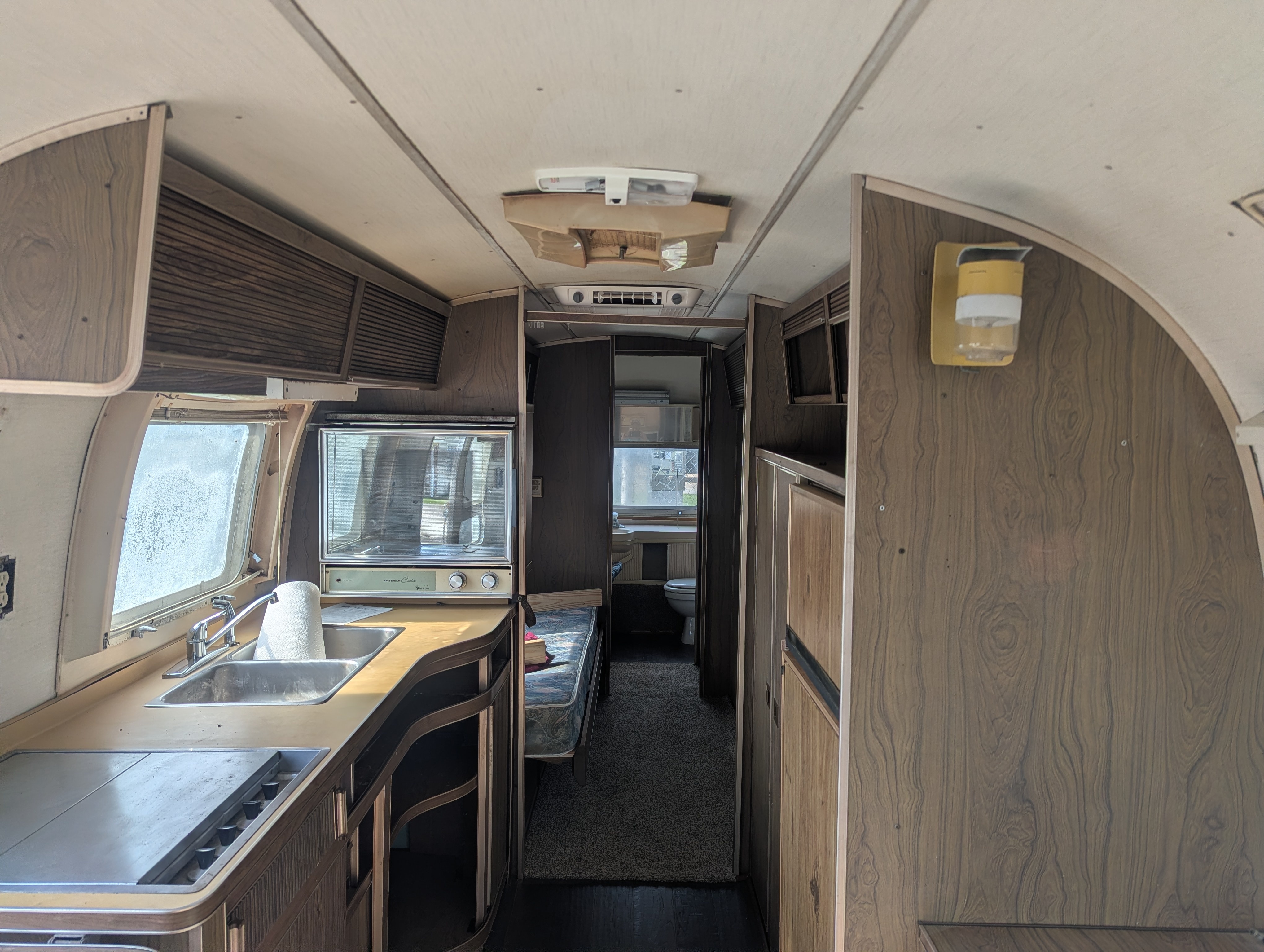 1972 Airstream INTERNATIONAL LAND YACHT SERIES SOVEREIGN in deerpark TX