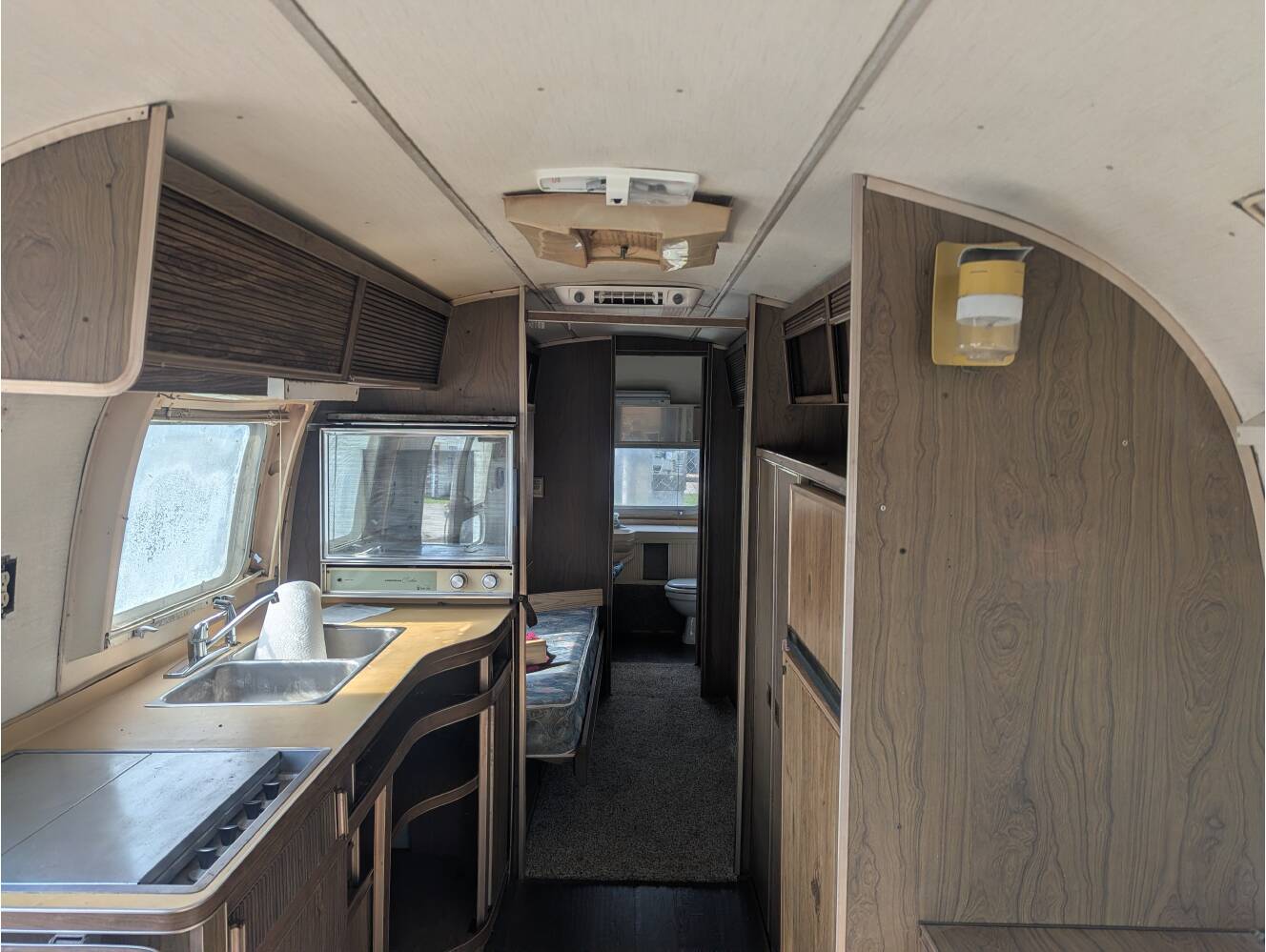 A photo of this 1972 Airstream INTERNATIONAL LAND YACHT SERIES SOVEREIGN