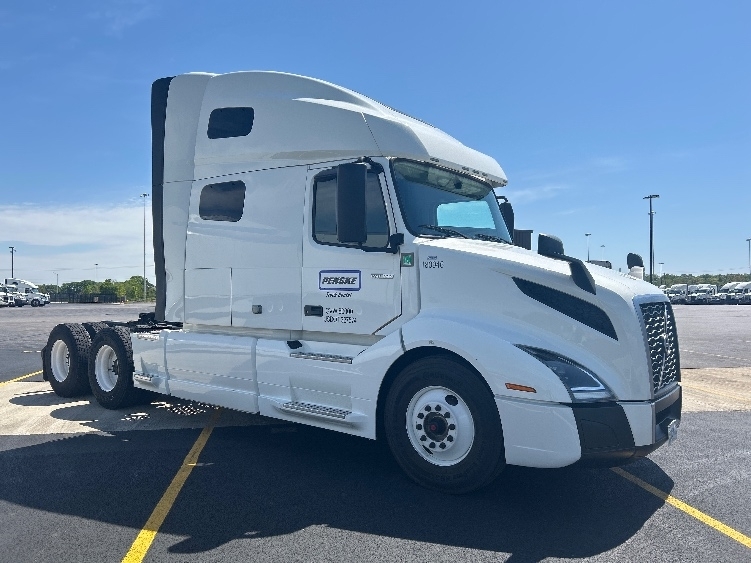 2023 VOLVO VNL64760 in Cookeville, TN
