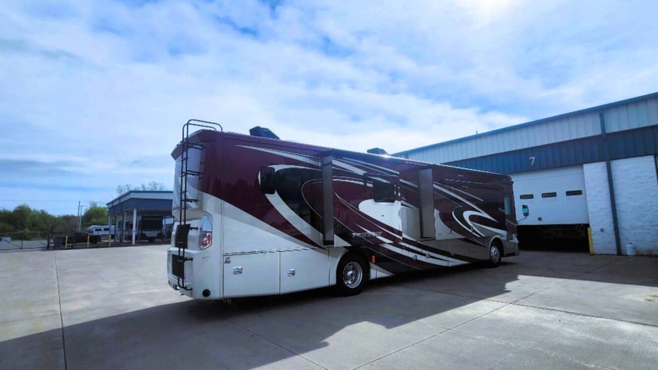 A photo of this 2015 Tiffin Motorhomes PHAETON 40 QBH