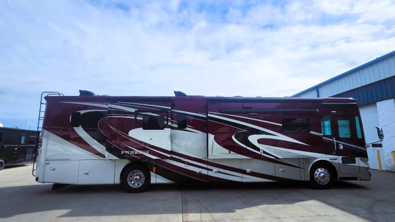 A photo of this 2015 Tiffin Motorhomes PHAETON 40 QBH