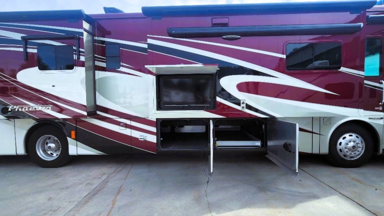 A photo of this 2015 Tiffin Motorhomes PHAETON 40 QBH