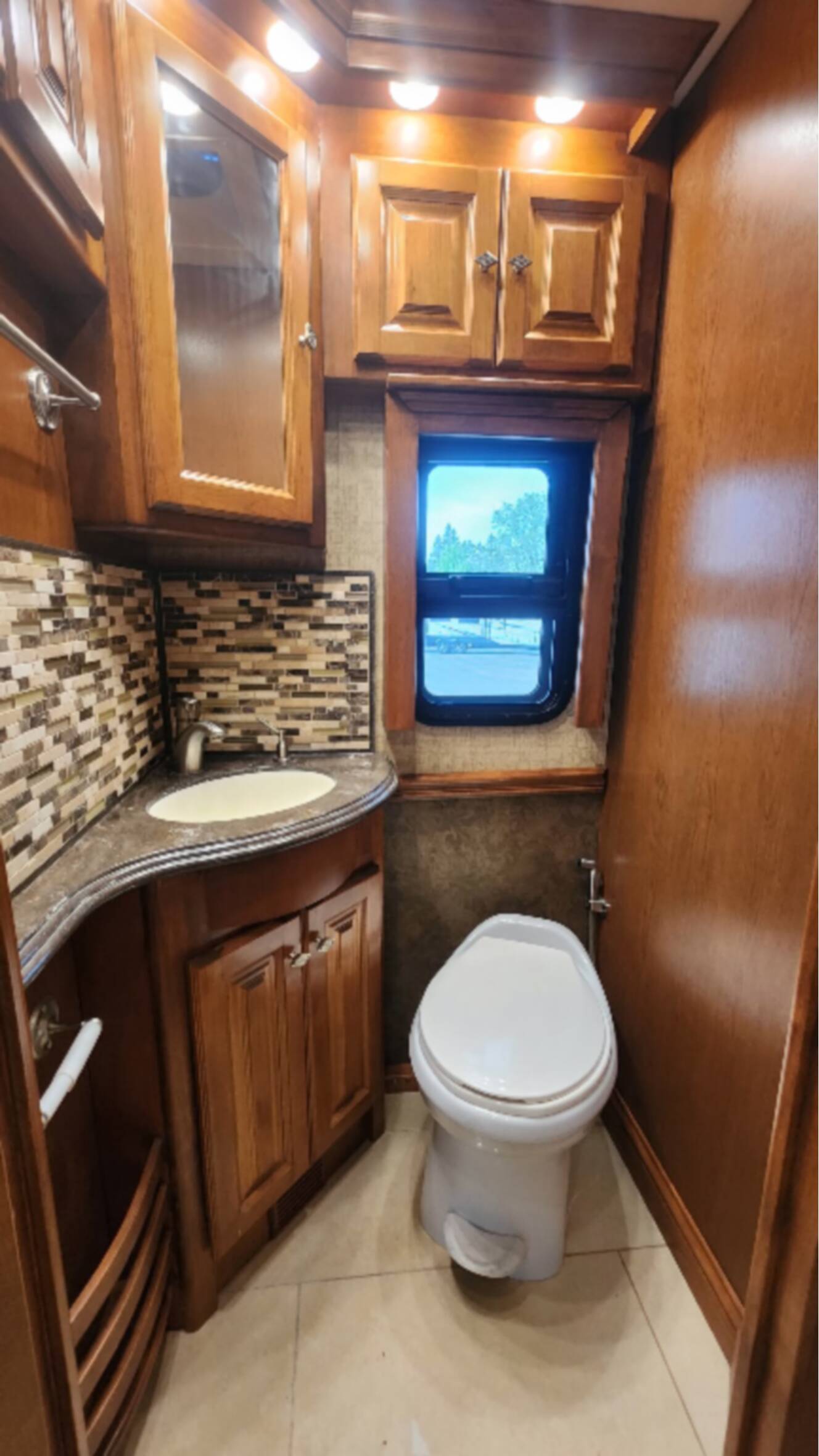 A photo of this 2015 Tiffin Motorhomes PHAETON 40 QBH