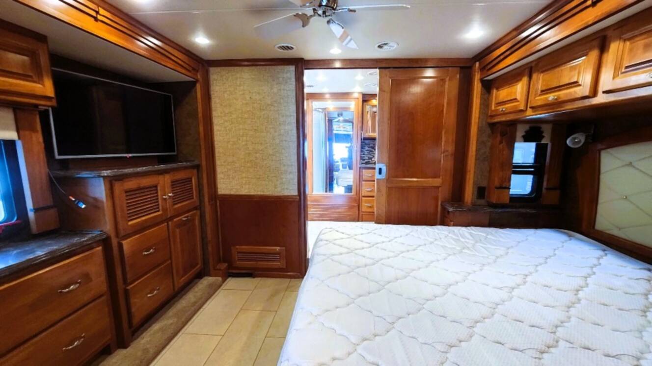 A photo of this 2015 Tiffin Motorhomes PHAETON 40 QBH