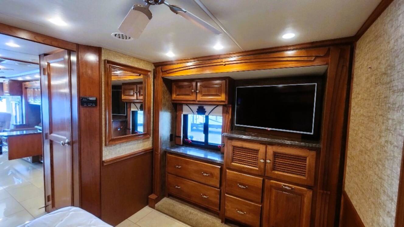 A photo of this 2015 Tiffin Motorhomes PHAETON 40 QBH