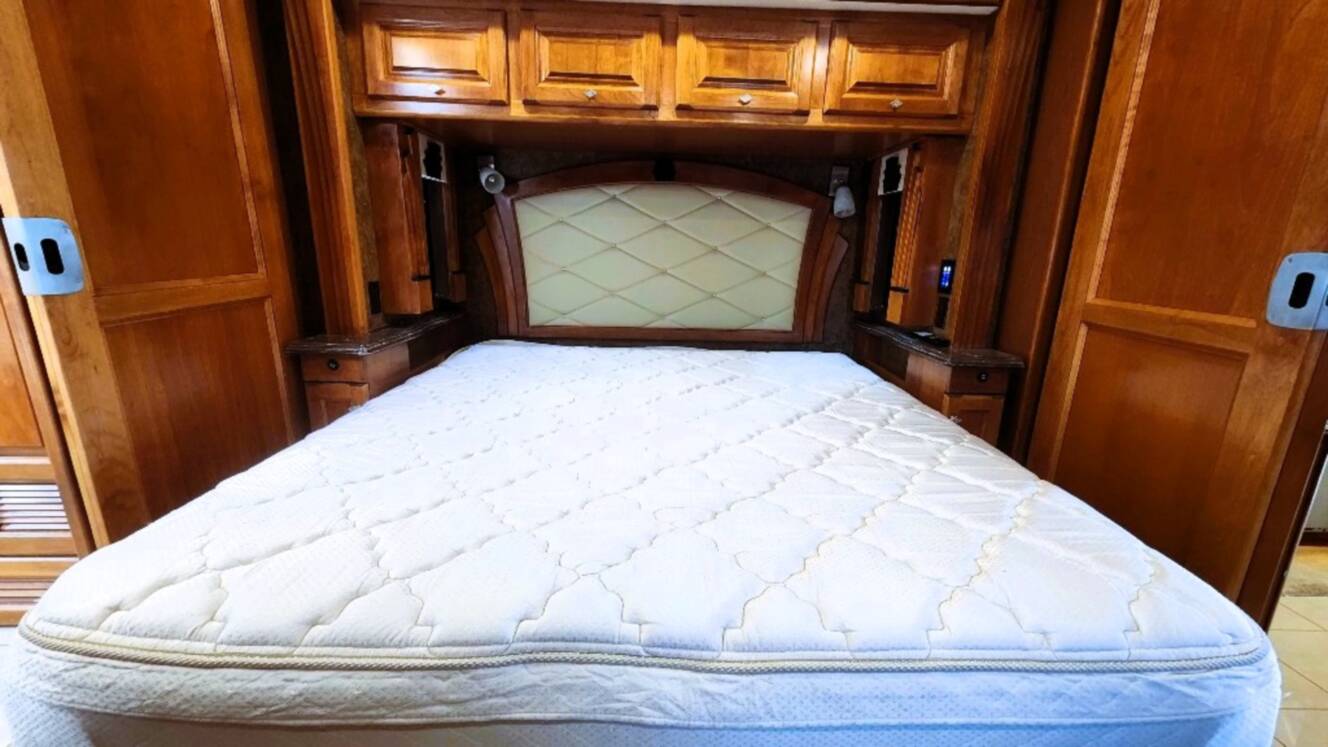 A photo of this 2015 Tiffin Motorhomes PHAETON 40 QBH