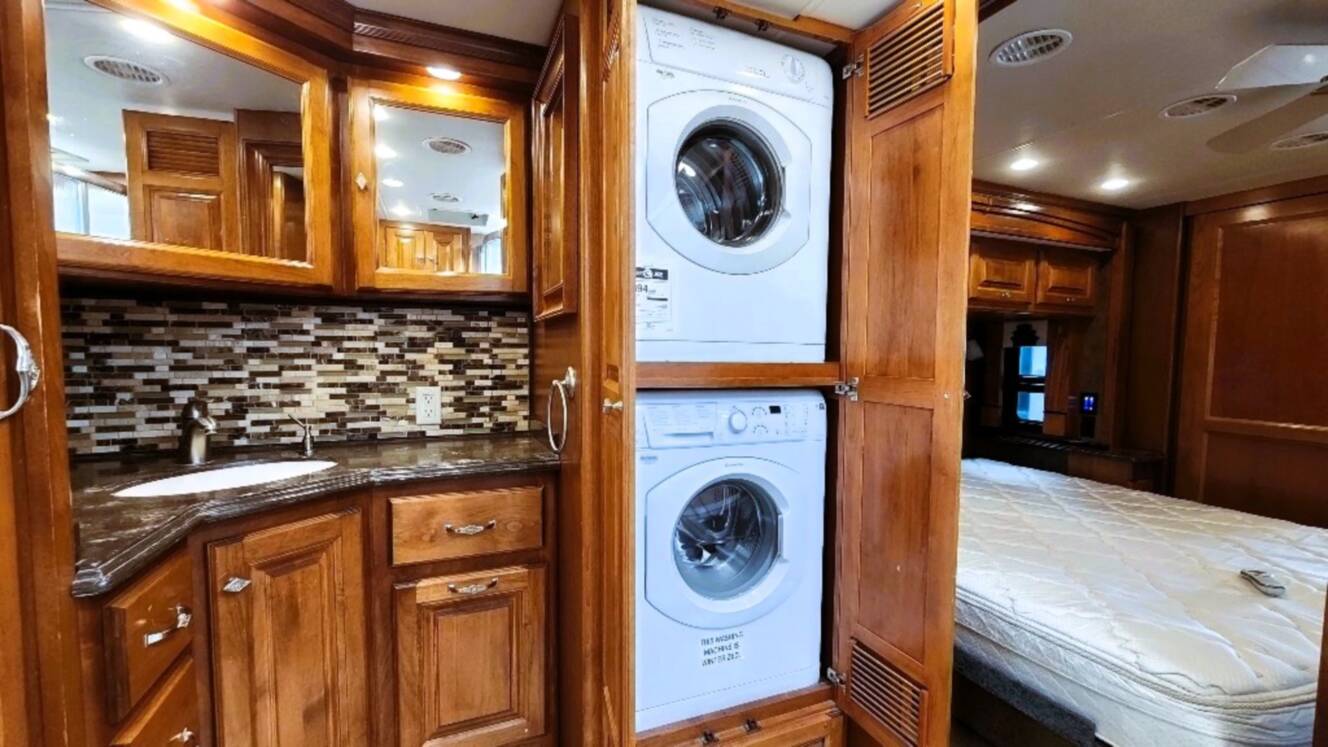 A photo of this 2015 Tiffin Motorhomes PHAETON 40 QBH