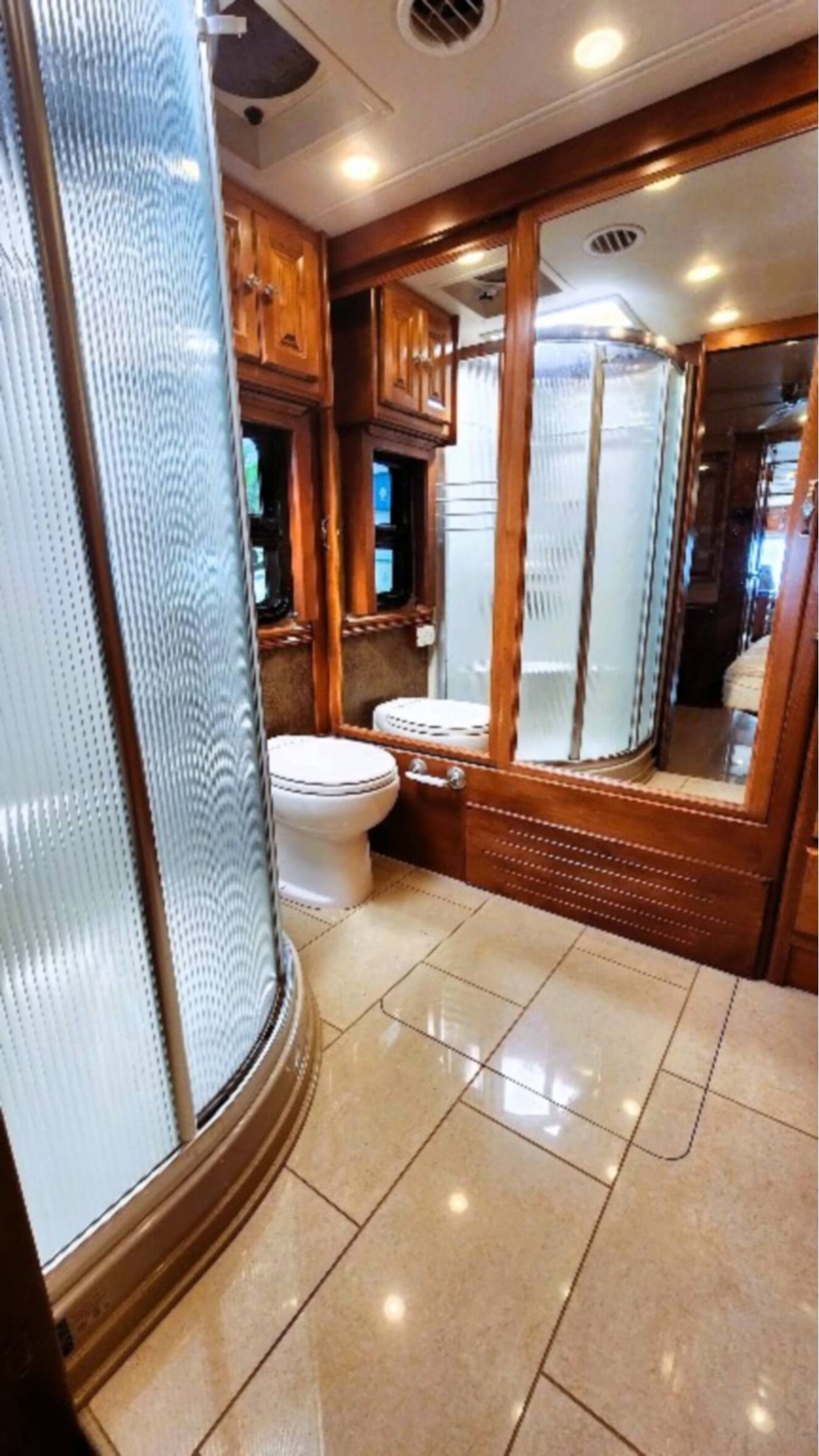 A photo of this 2015 Tiffin Motorhomes PHAETON 40 QBH