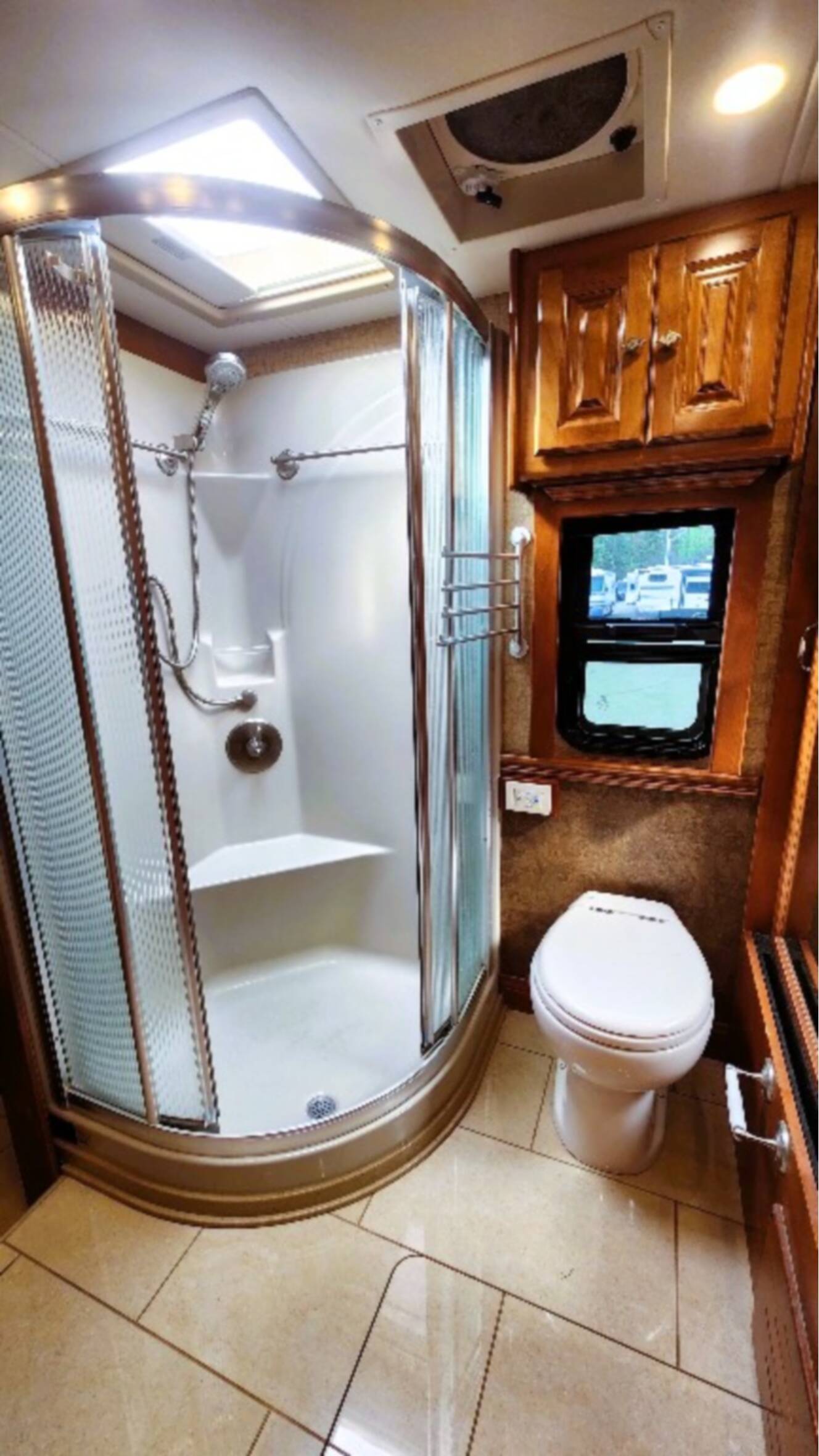 A photo of this 2015 Tiffin Motorhomes PHAETON 40 QBH