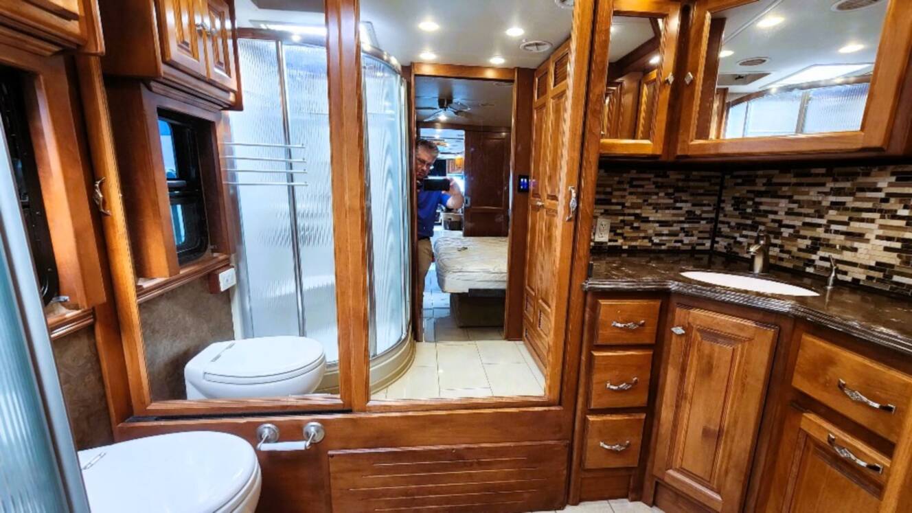 A photo of this 2015 Tiffin Motorhomes PHAETON 40 QBH