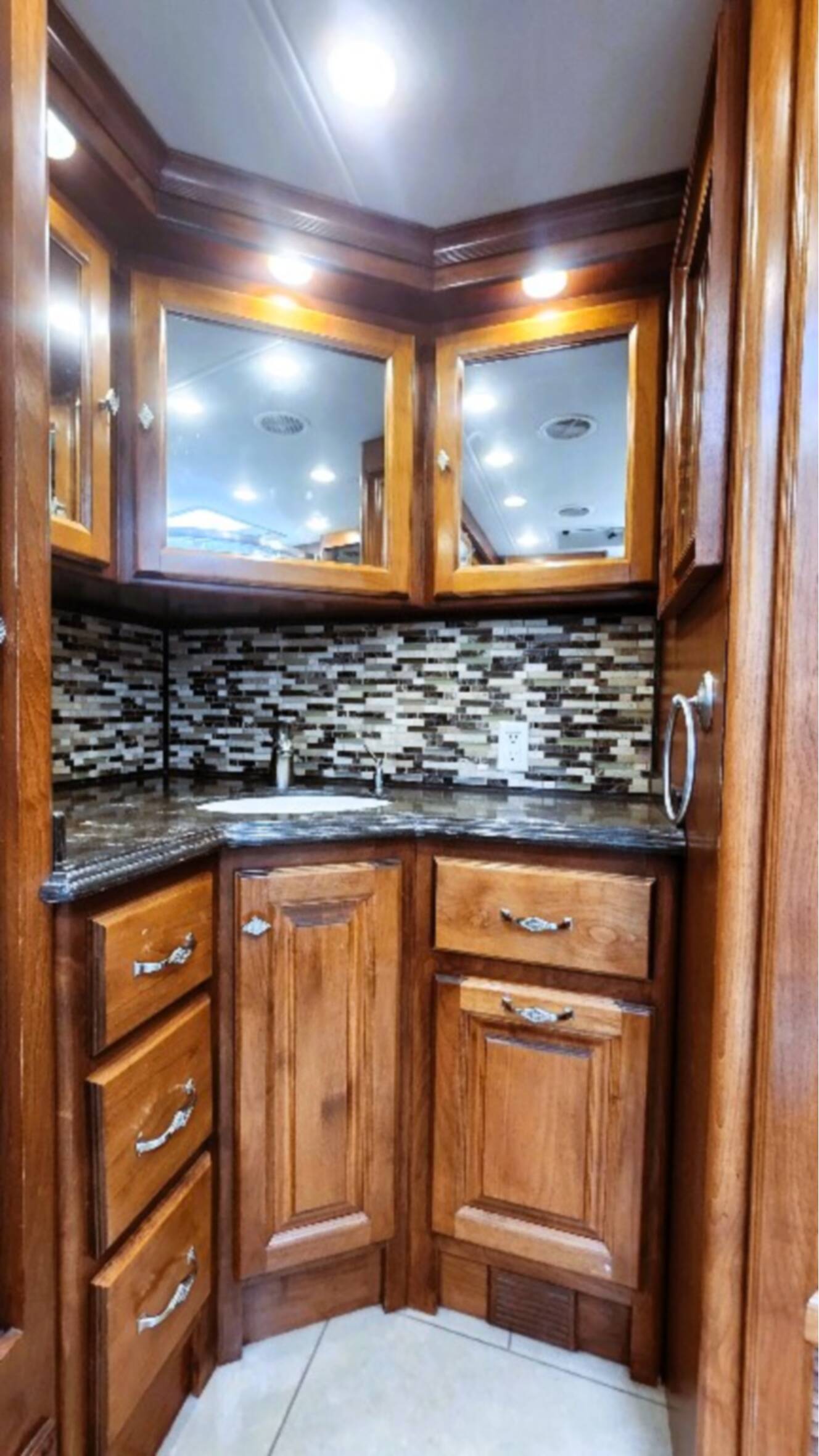 A photo of this 2015 Tiffin Motorhomes PHAETON 40 QBH
