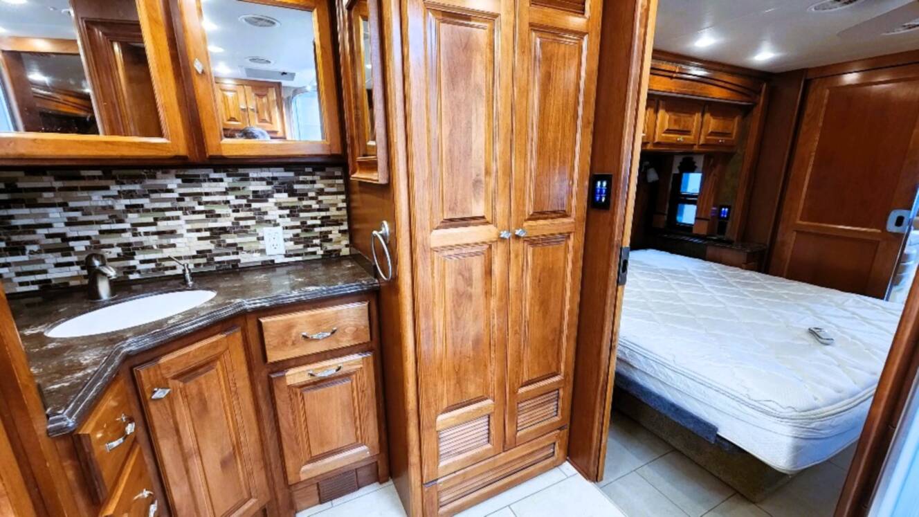 A photo of this 2015 Tiffin Motorhomes PHAETON 40 QBH