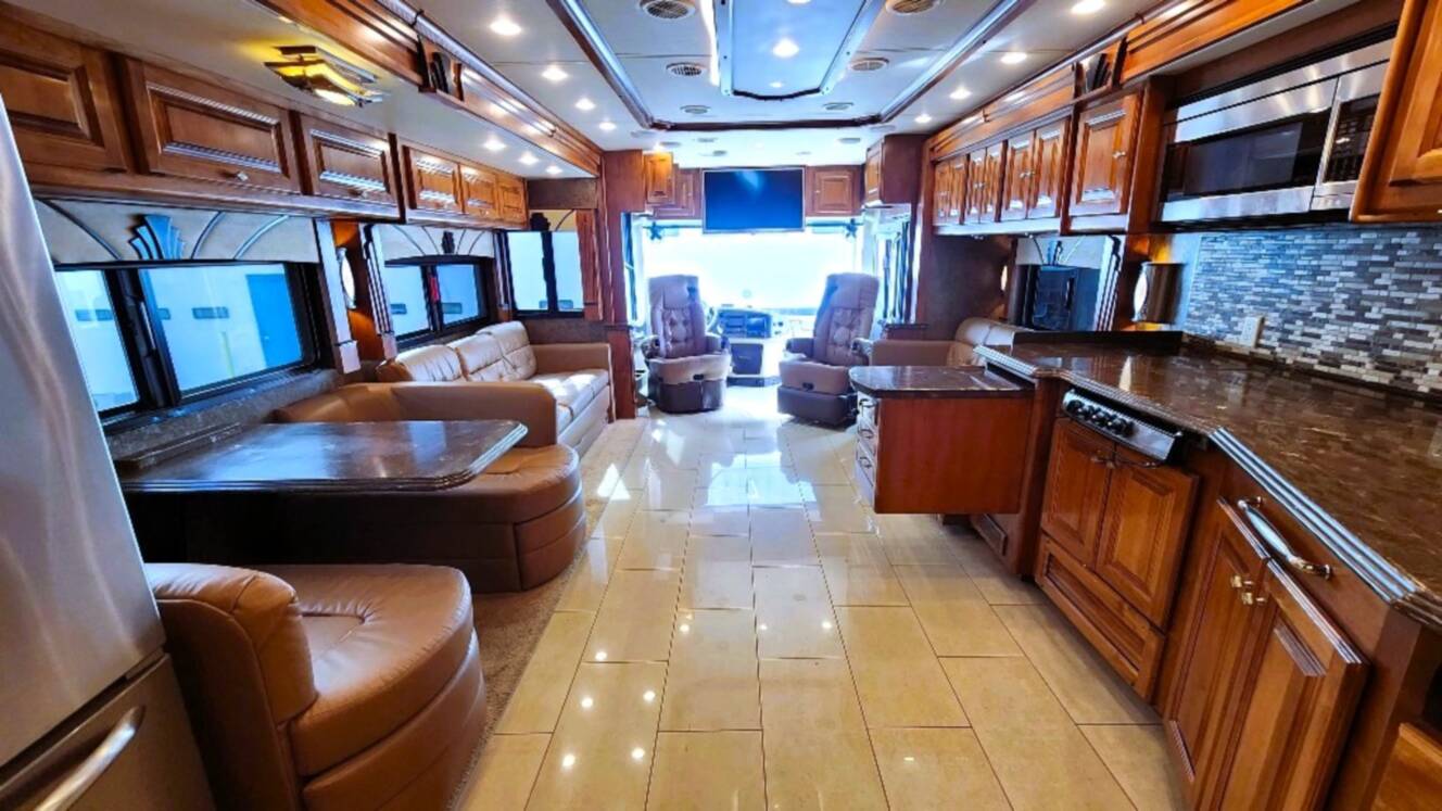 A photo of this 2015 Tiffin Motorhomes PHAETON 40 QBH