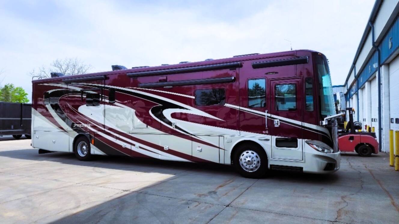 A photo of this 2015 Tiffin Motorhomes PHAETON 40 QBH