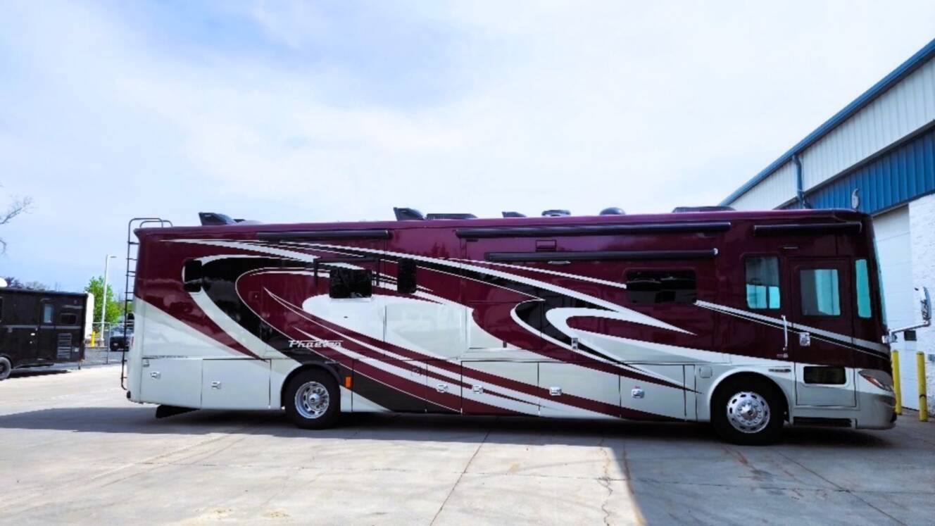 A photo of this 2015 Tiffin Motorhomes PHAETON 40 QBH