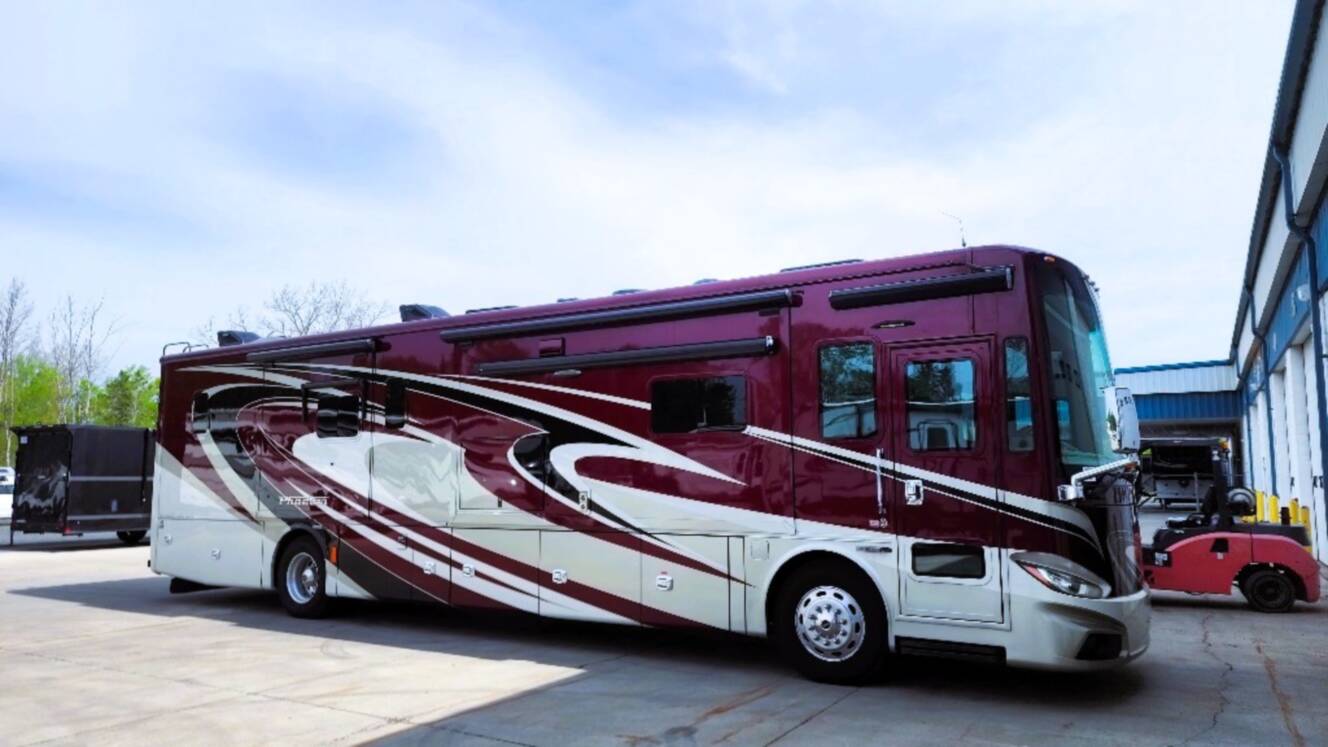 A photo of this 2015 Tiffin Motorhomes PHAETON 40 QBH