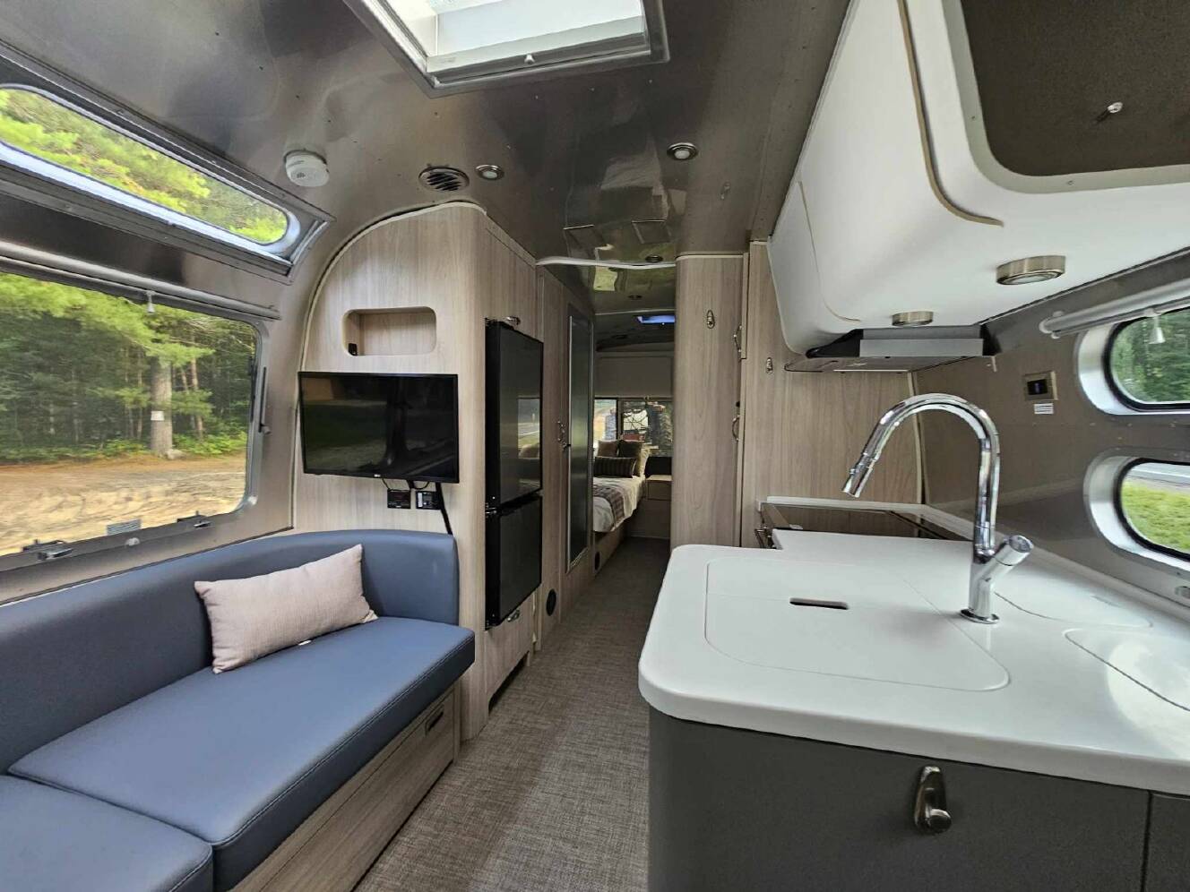 A photo of this 2022 Airstream GLOBETROTTER 25FB TWIN