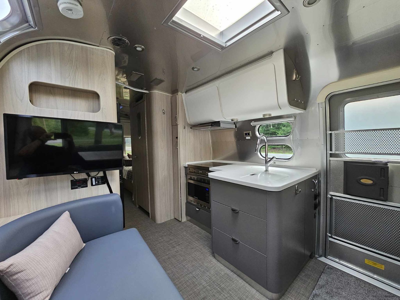 2022 Airstream GLOBETROTTER 25FB TWIN in saginaw MI