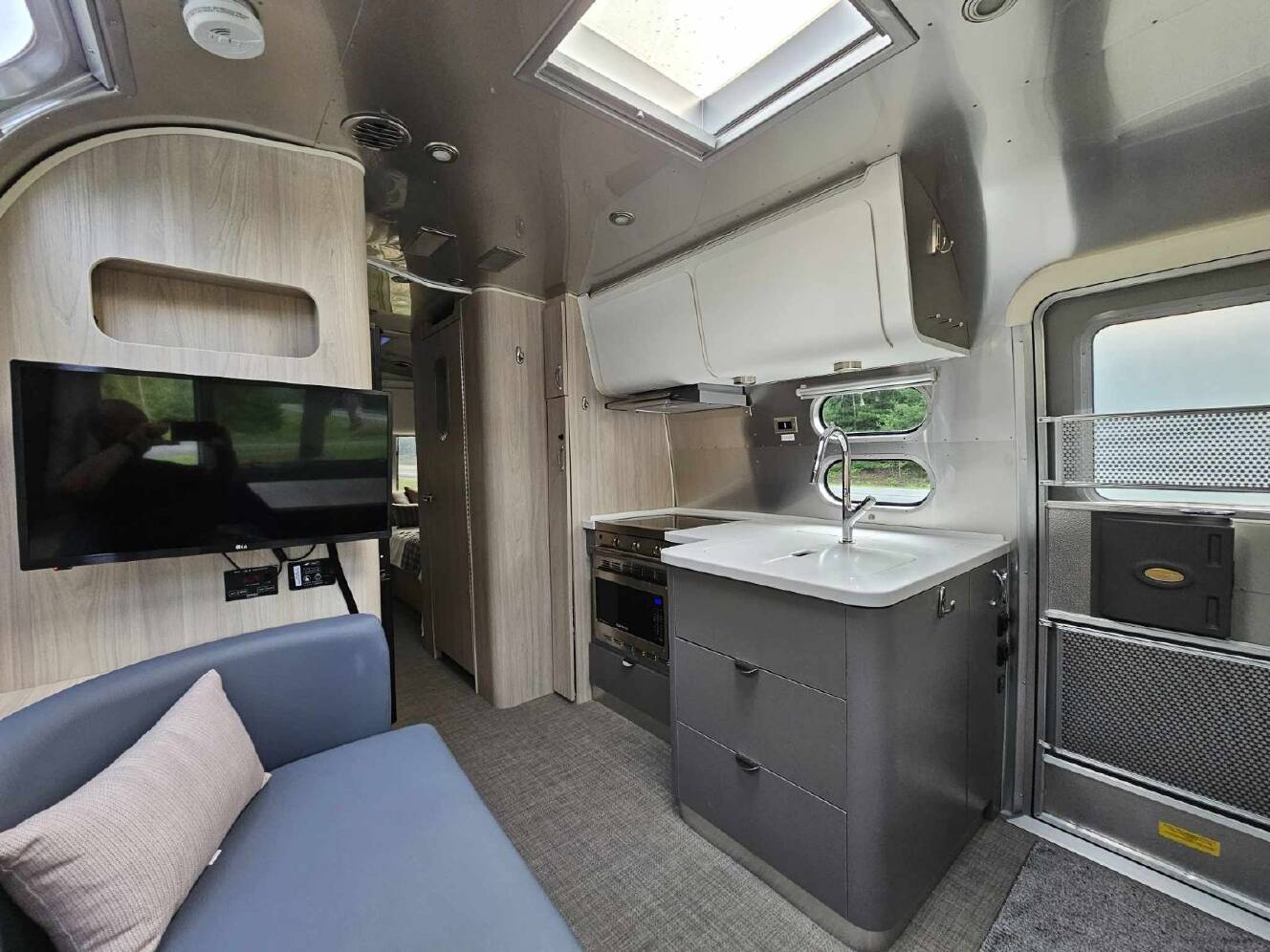 A photo of this 2022 Airstream GLOBETROTTER 25FB TWIN