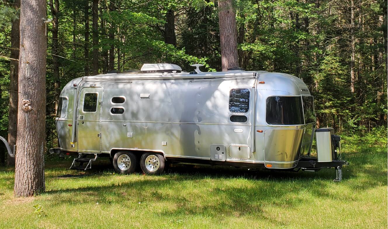 A photo of this 2022 Airstream GLOBETROTTER 25FB TWIN