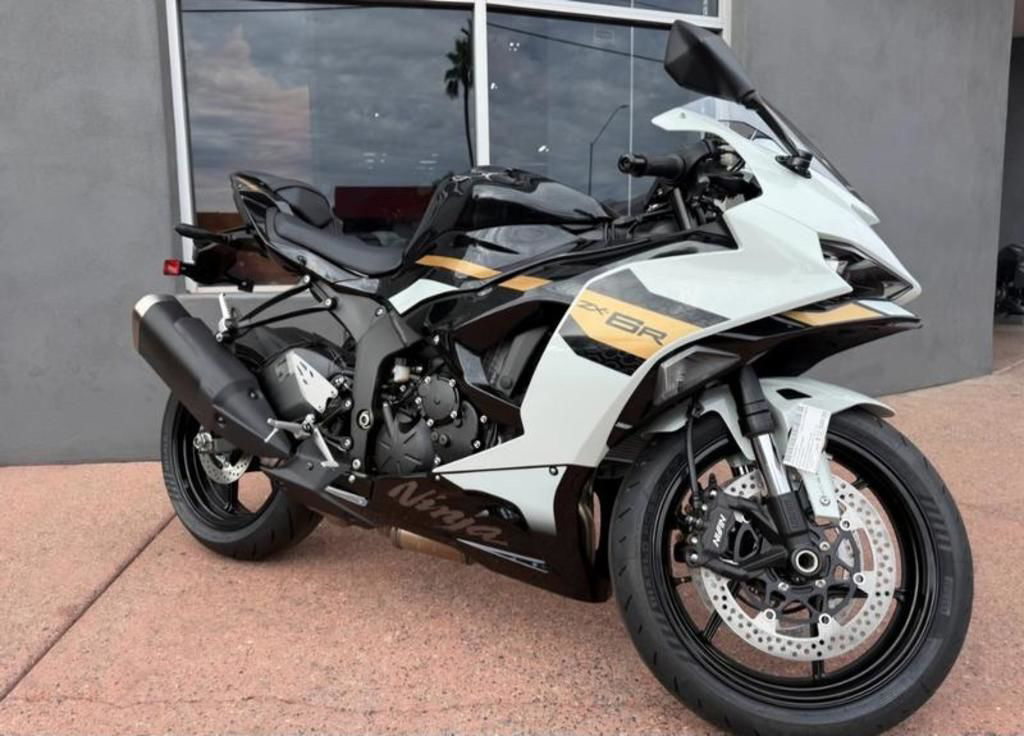 White Honda,kawasaki,victory,yamaha Ninja ZX-6R Motorcycles For