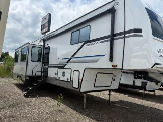2025 FOREST RIVER CHEROKEE ARCTIC WOLF 3800 DECK