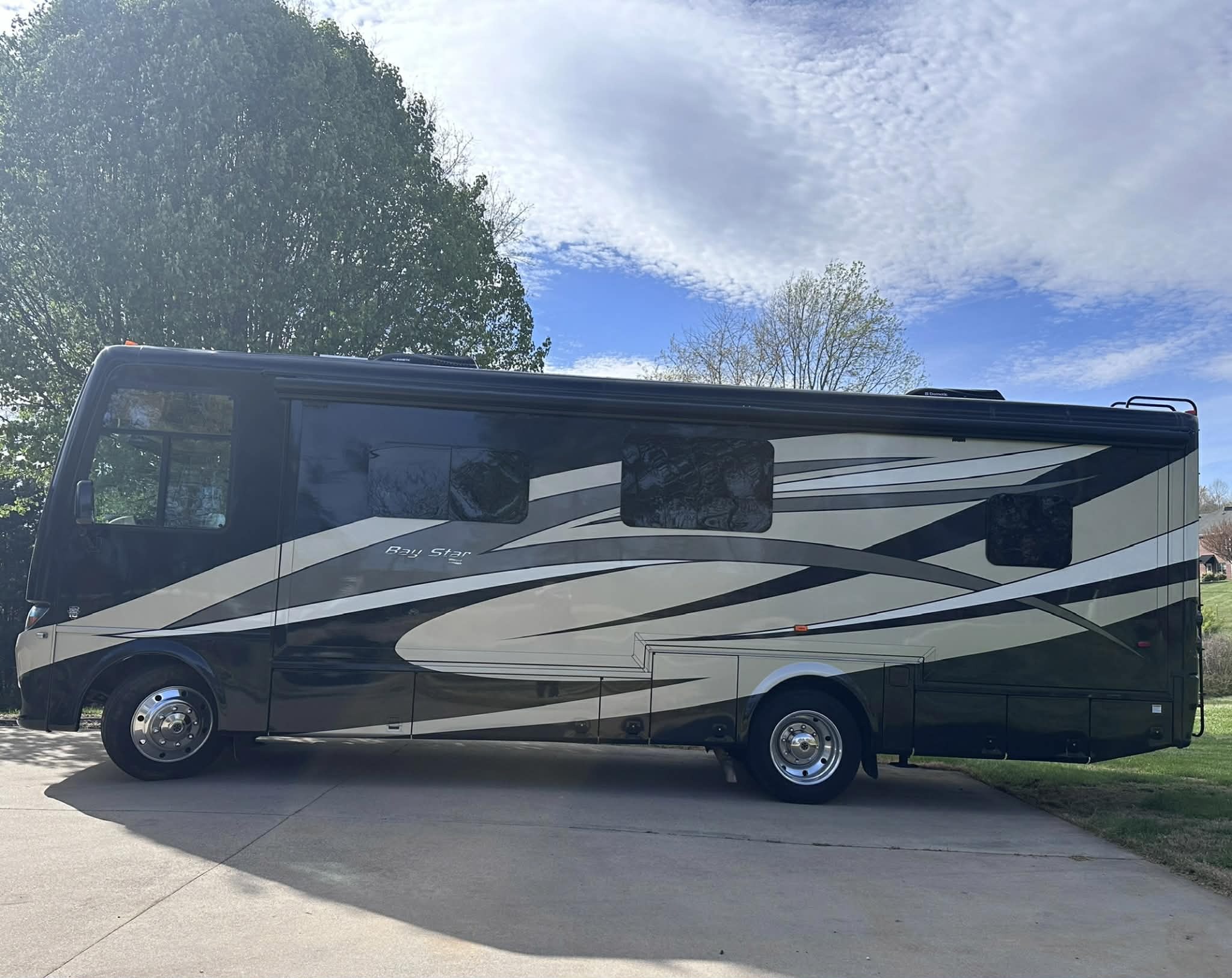 2016 Newmar BAY STAR 3124 in millers creek NC