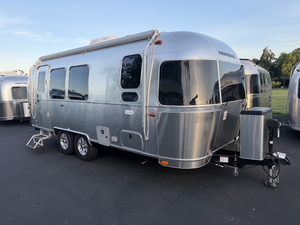 2022 Airstream FLYING CLOUD 23FB QUEEN in winters CA